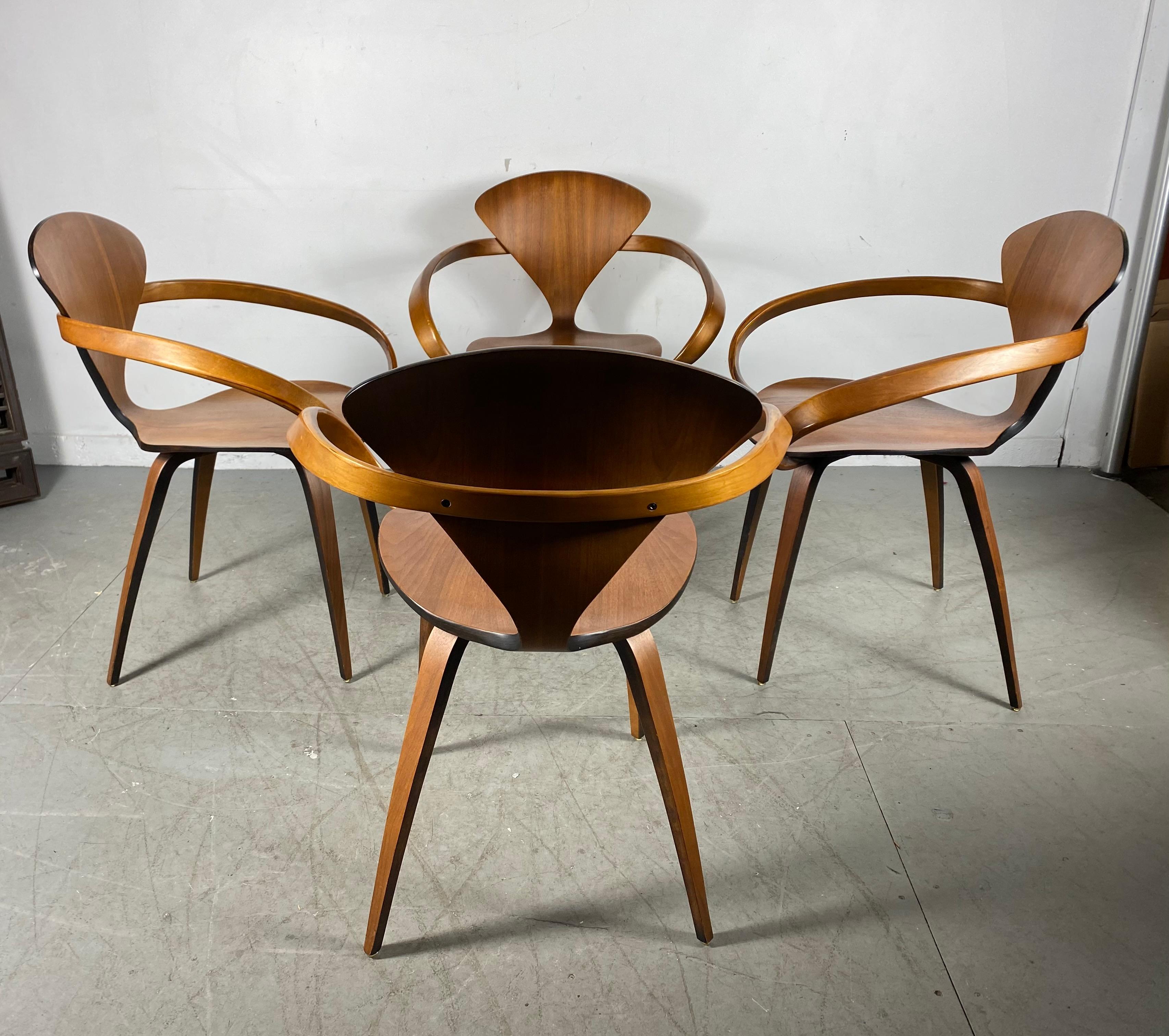 Classic Modernist Plywood Pretzel Armchair by Norman Cherner for Plycraft In Good Condition In Buffalo, NY