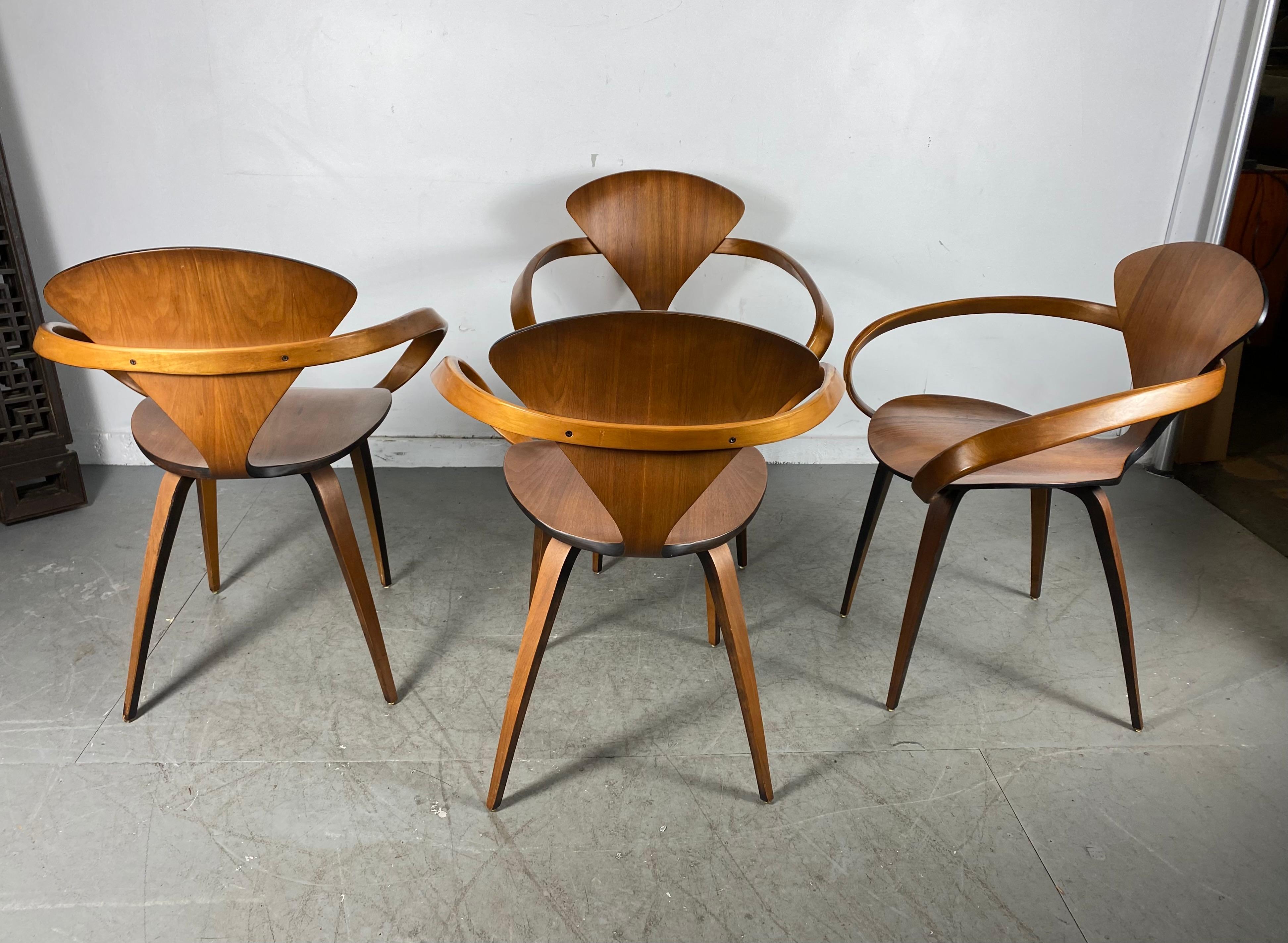 Mid-20th Century Classic Modernist Plywood Pretzel Armchair by Norman Cherner for Plycraft