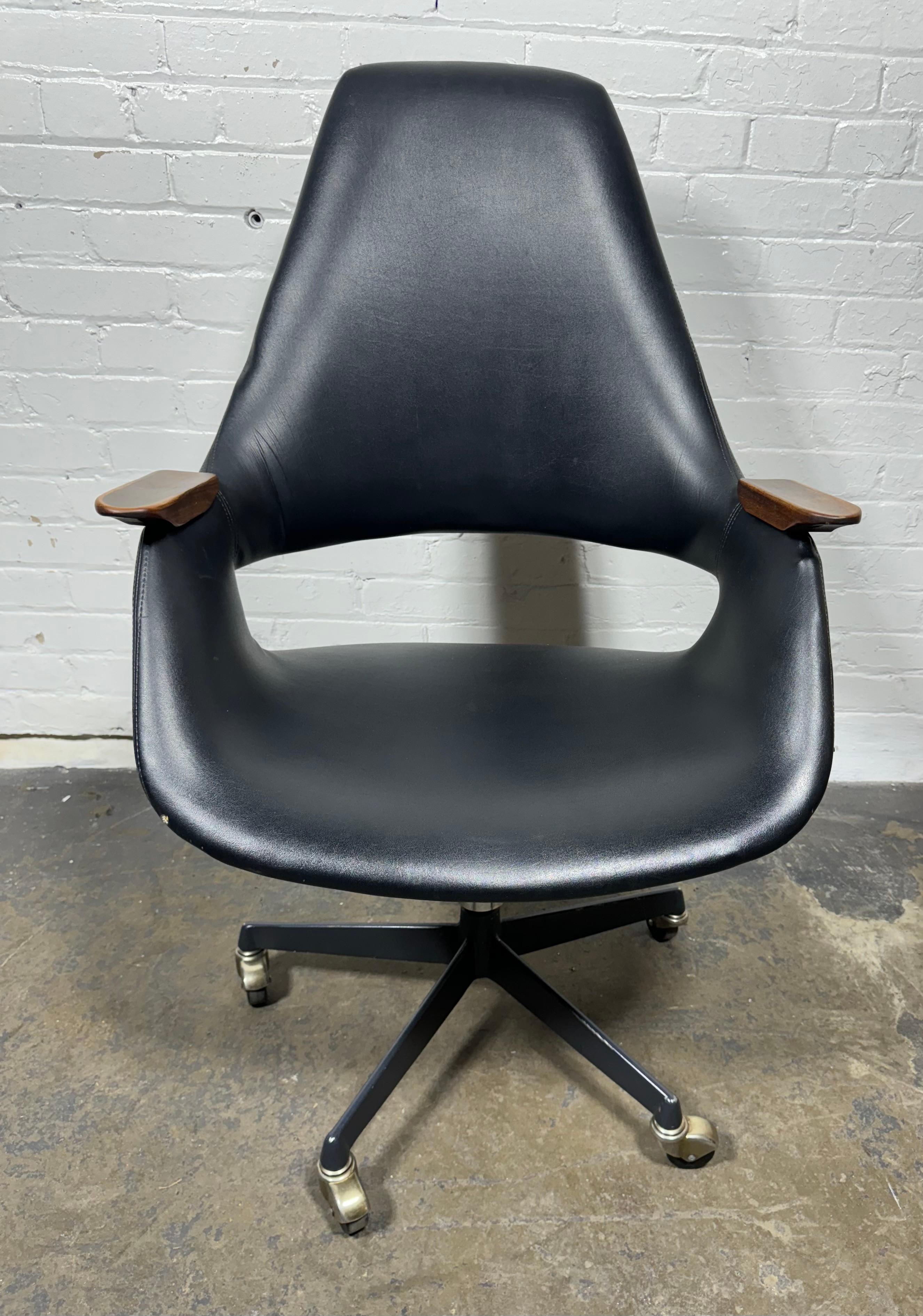 Mid-Century moderno Sedia da scrivania classica modernista Rolle con braccioli in legno di Arthur Umanoff /Madison #263 in vendita