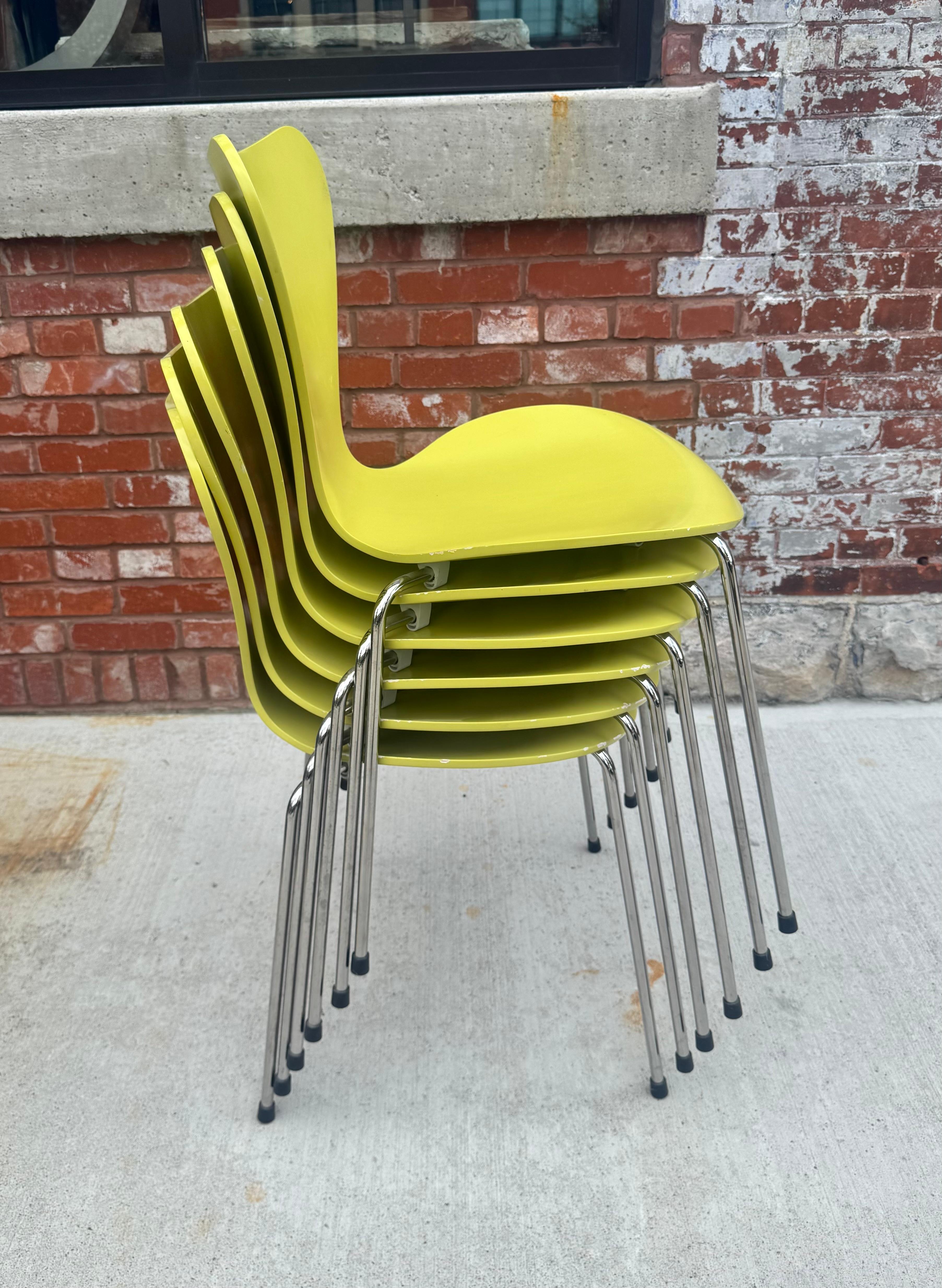 La chaise Series 7, conçue par l'architecte danois Arne Jacobsen en 1955 et produite par Fritz Hansen, reste l'une des pièces les plus emblématiques du mobilier moderne. Cet exemplaire, d'une superbe couleur chartreuse, met en valeur la silhouette