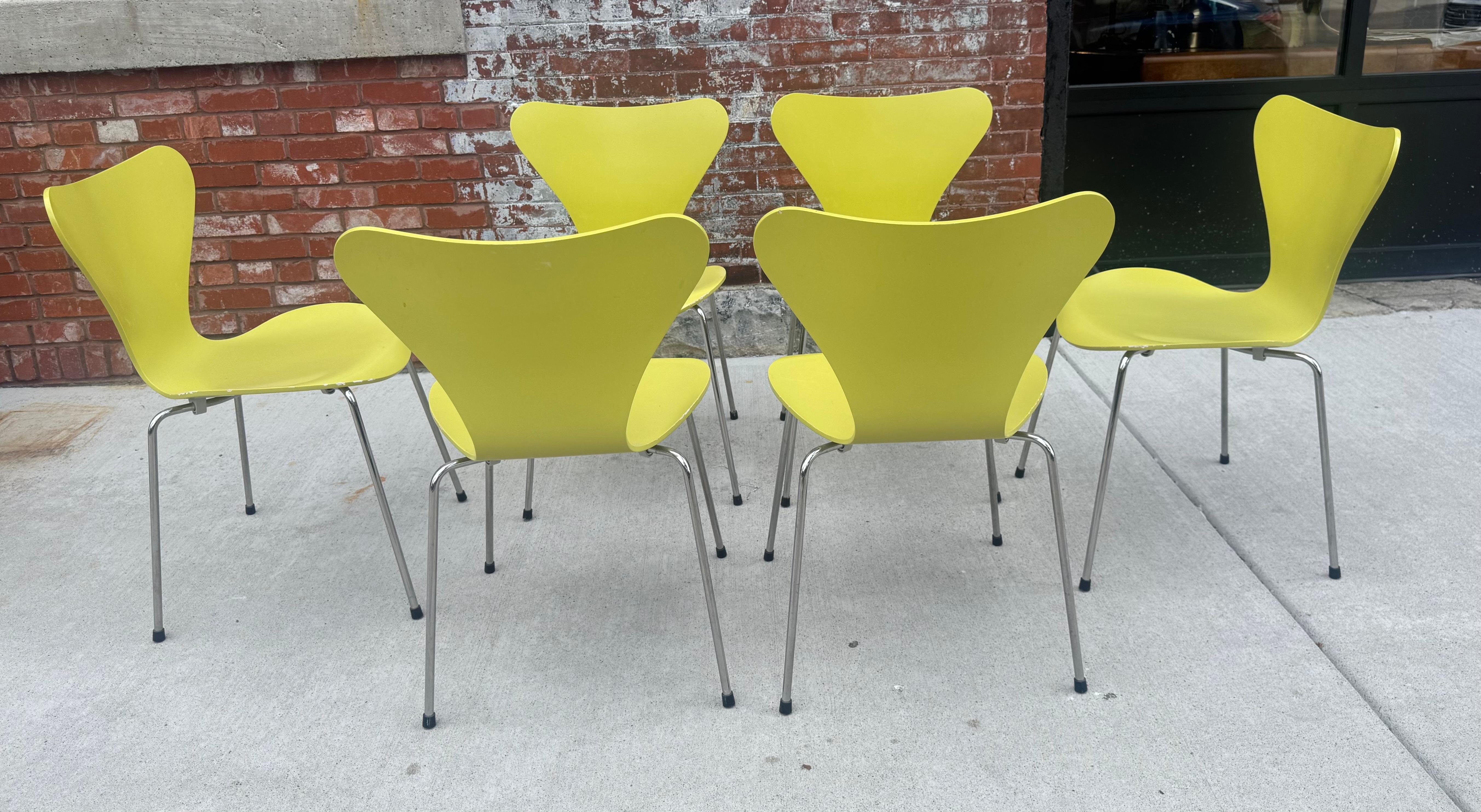 Classic Modernist Series 7 Chairs by Arne Jacobsen for Fritz Hansen, set 6 Bon état - En vente à Buffalo, NY