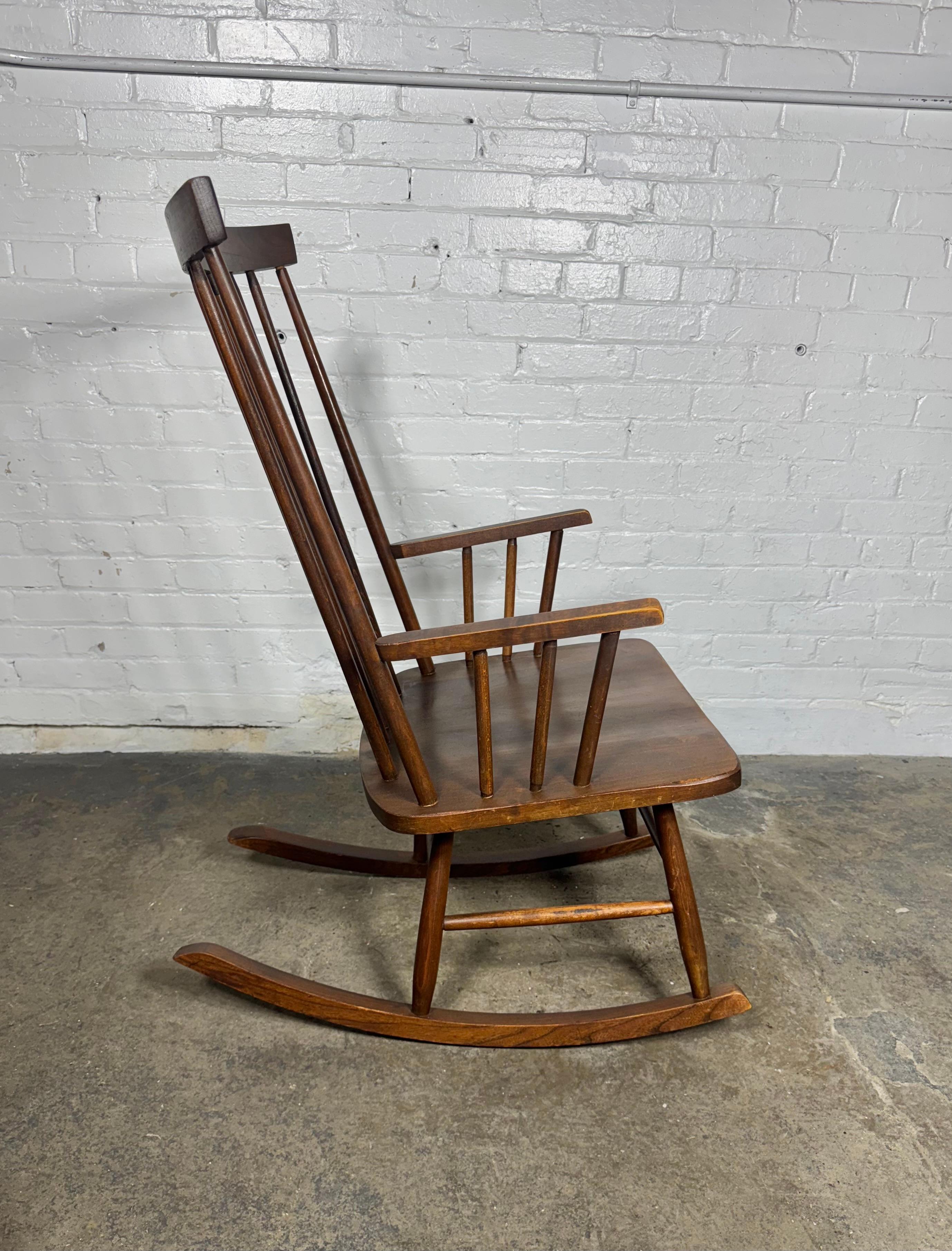 Mecedora Modernista Clásica / Shaker en nogal de Mel Smilow Moderno de mediados de siglo en venta
