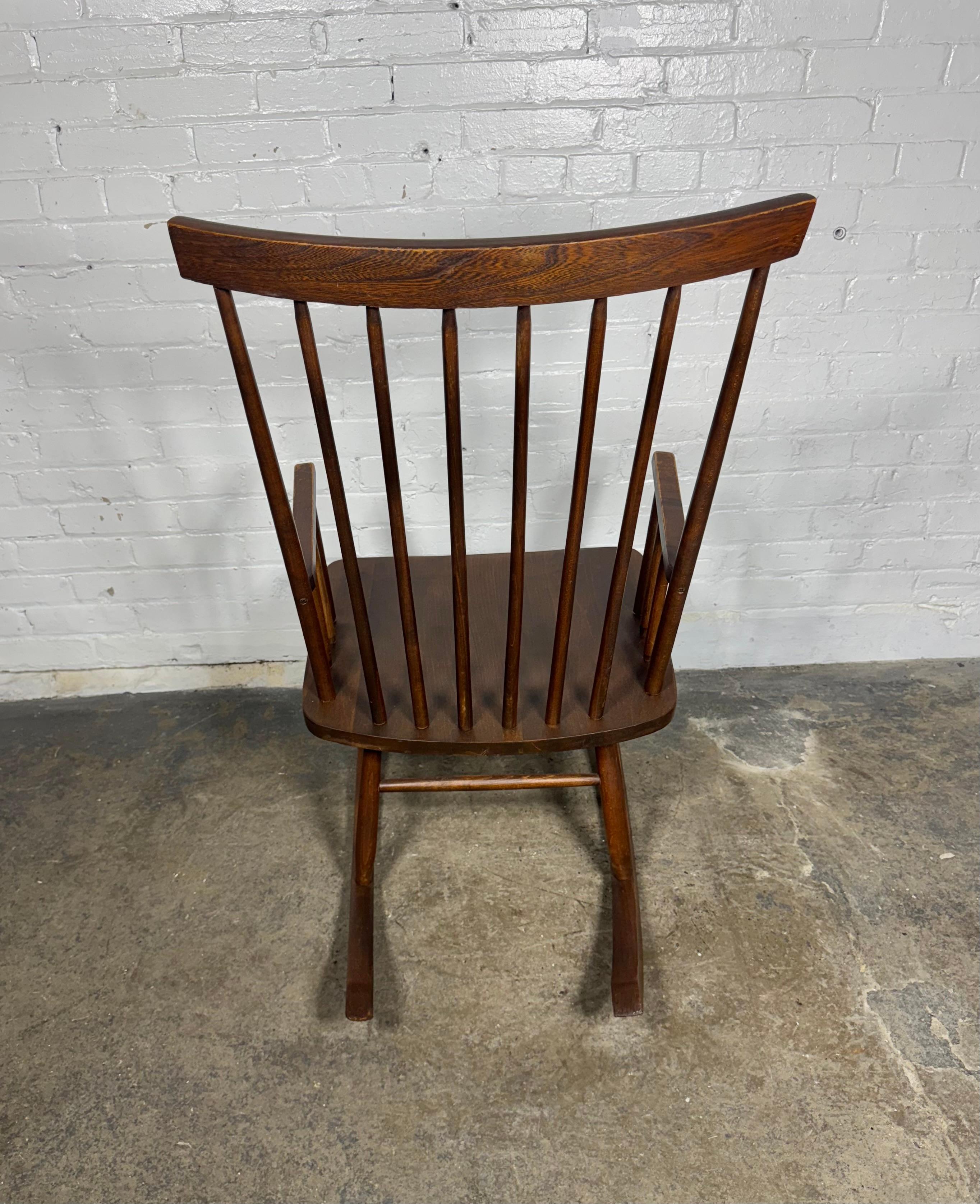 Mecedora Modernista Clásica / Shaker en nogal de Mel Smilow Estadounidense en venta