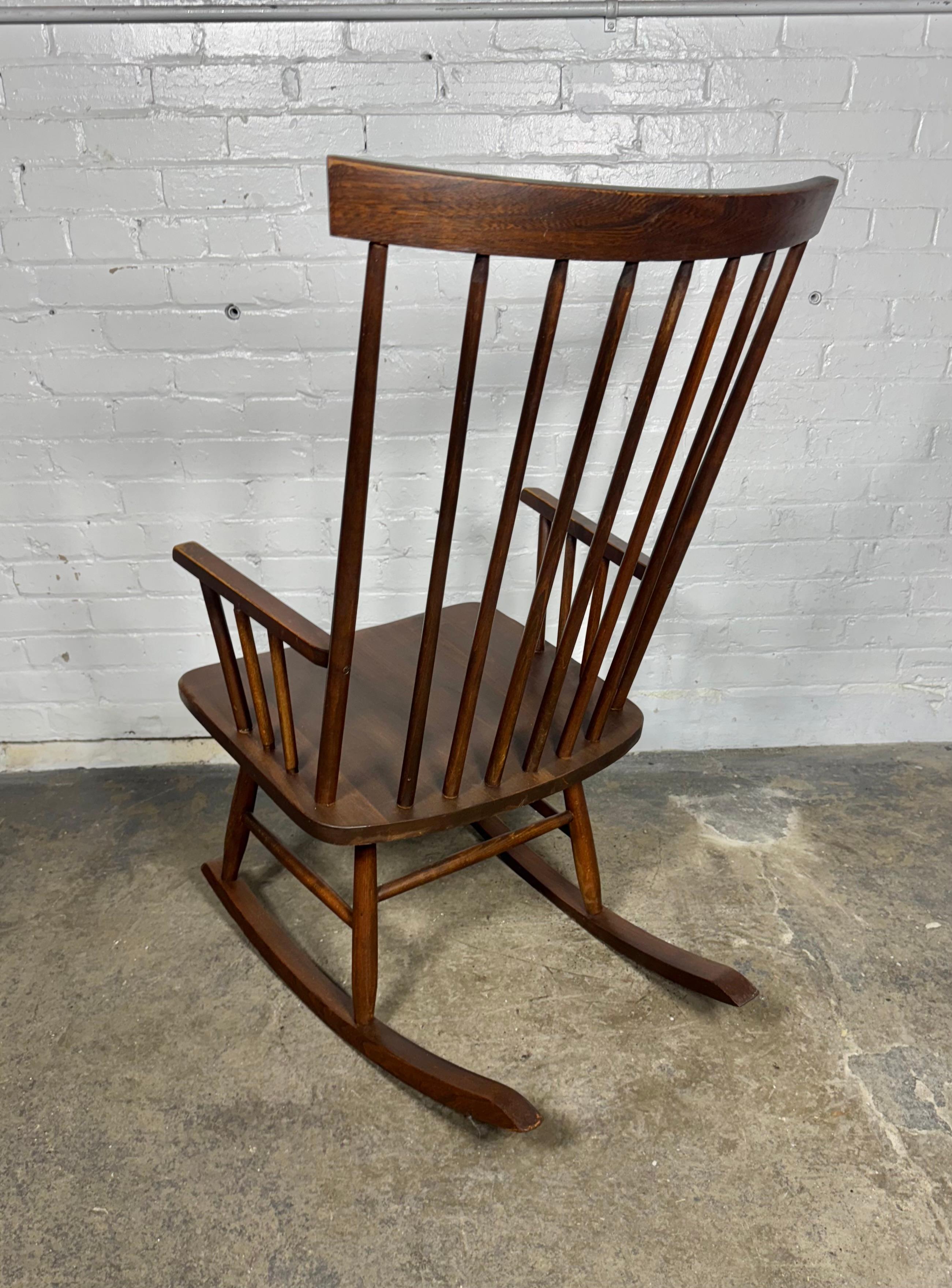 Mecedora Modernista Clásica / Shaker en nogal de Mel Smilow en Bueno estado para la venta en Buffalo, NY