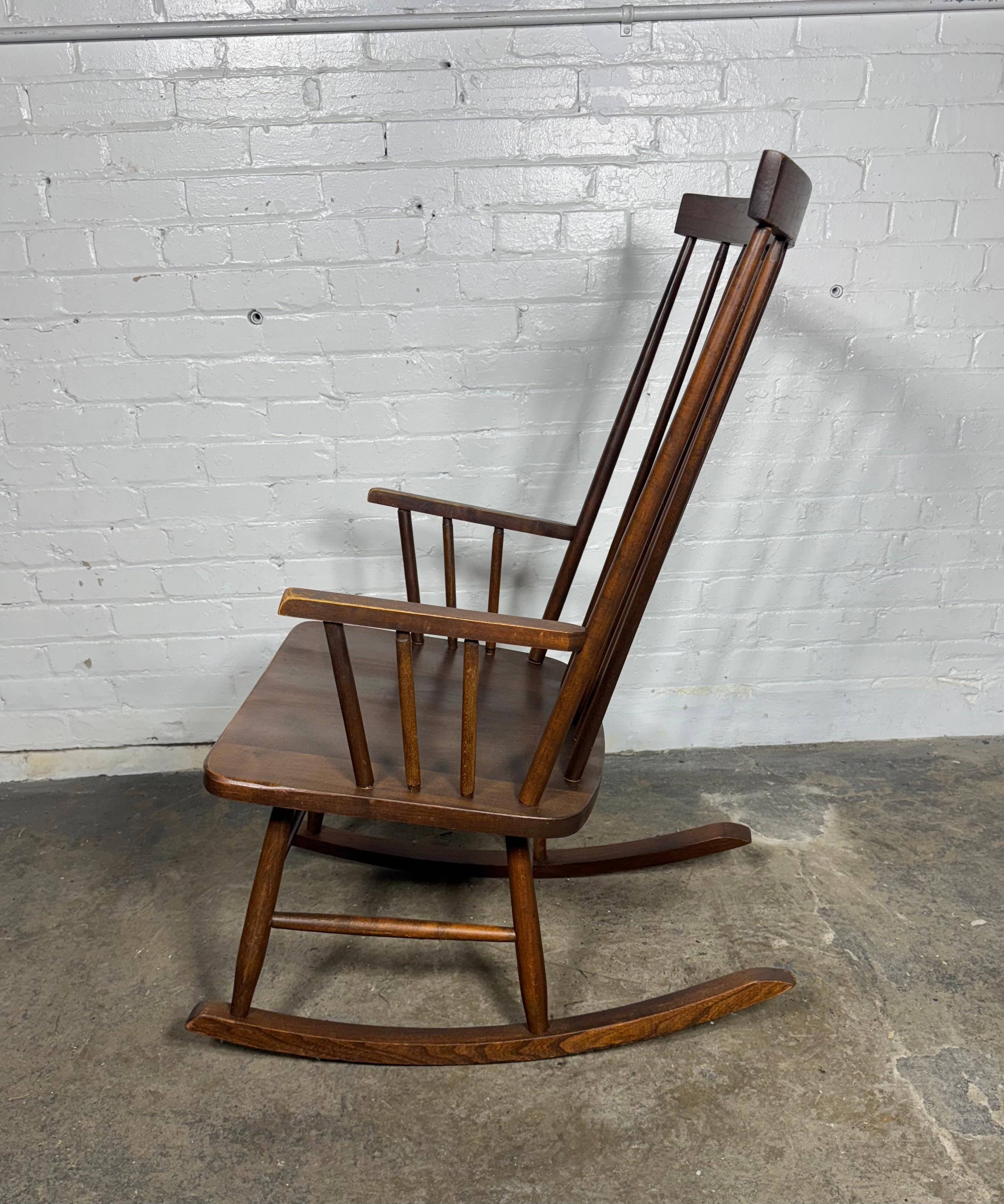 Mecedora Modernista Clásica / Shaker en nogal de Mel Smilow Nogal en venta