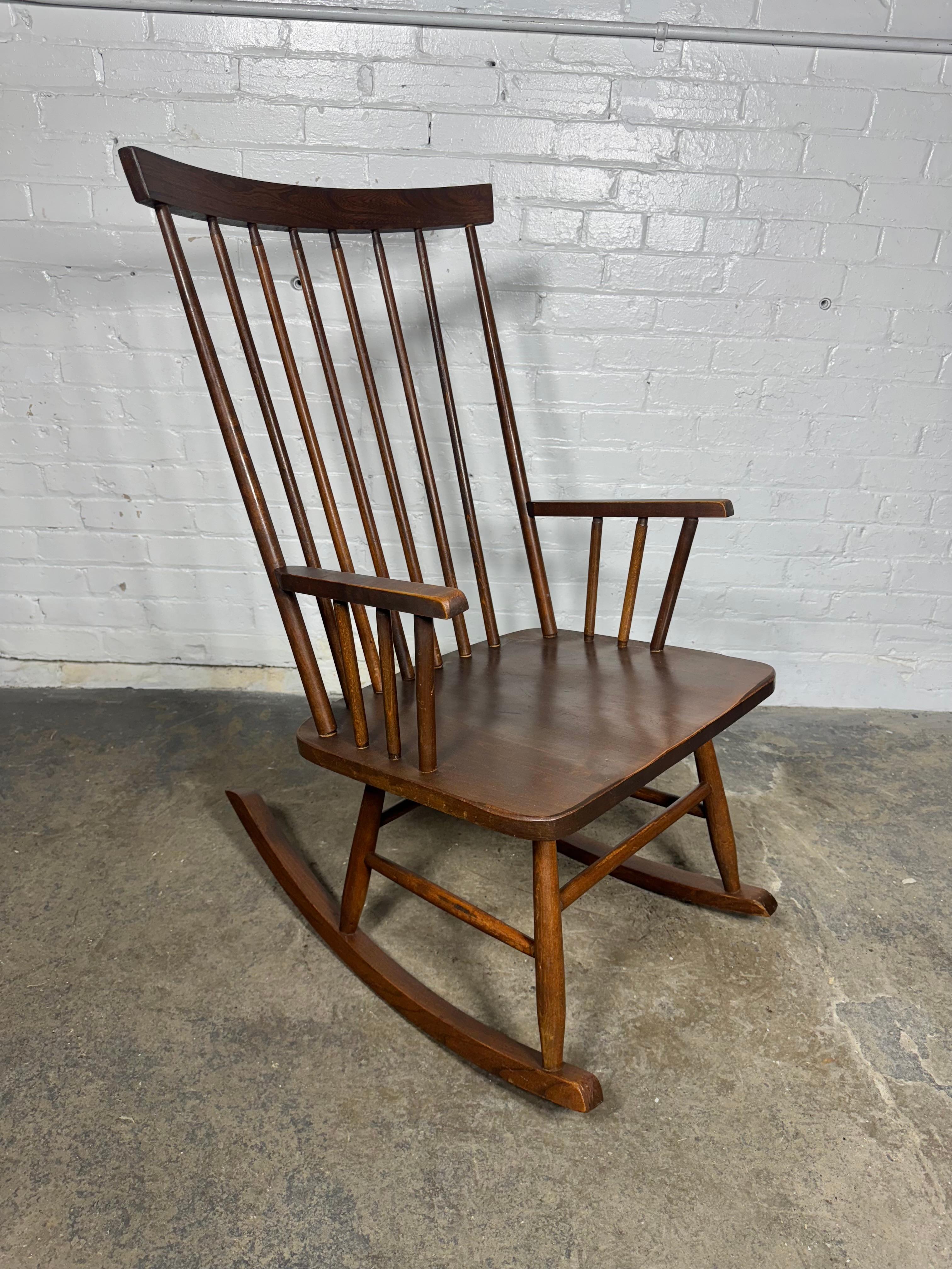 Mecedora Modernista Clásica / Shaker en nogal de Mel Smilow en venta 1