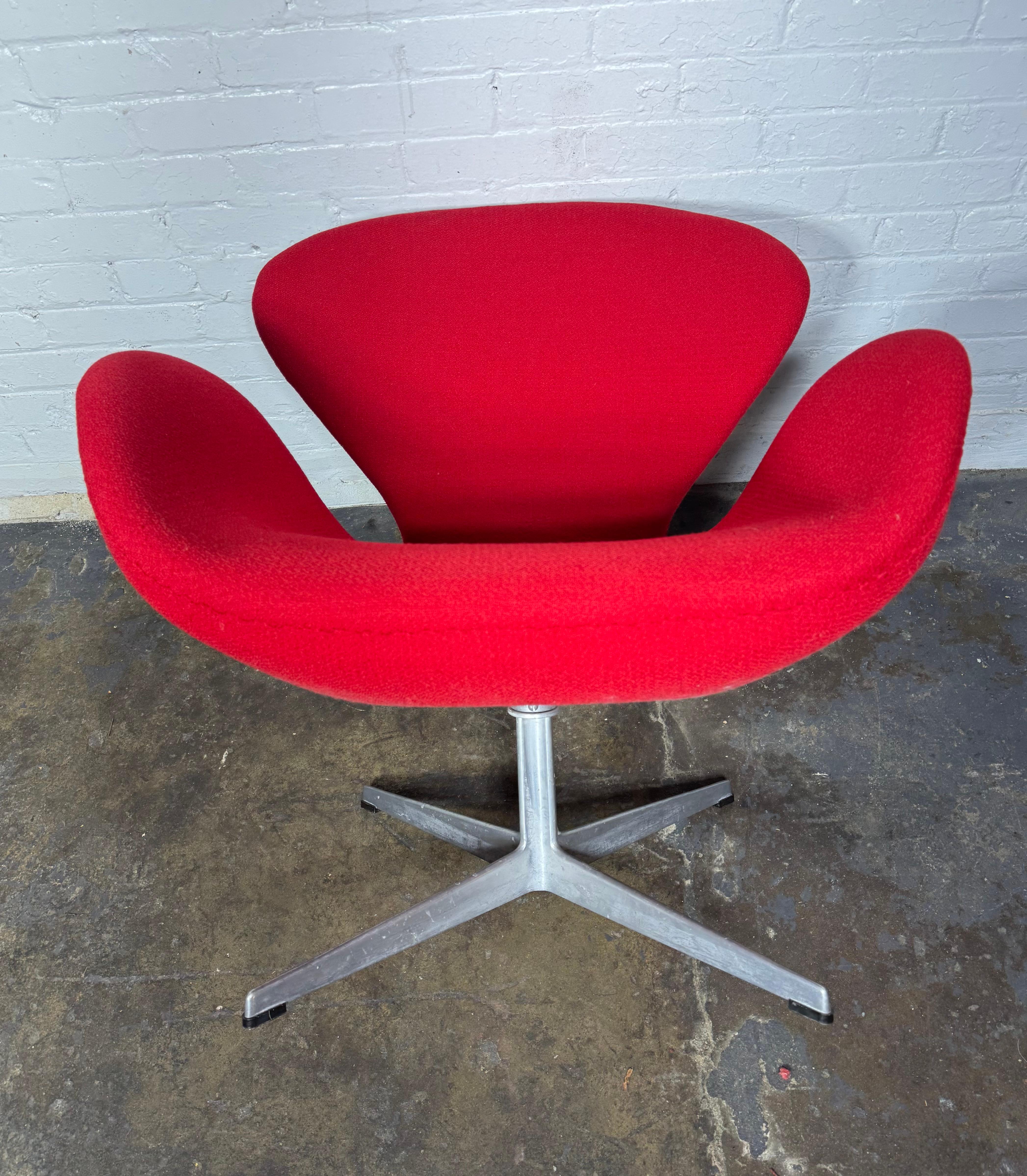 Sedia classica a cigno del Mid Century Modern di Arne Jacobsen per Fritz Hansen, Danimarca. La sedia è stata sapientemente restaurata e rivestita in Knoll Classic Boucle. Il meccanismo girevole funziona perfettamente,,conserva l'etichetta originale