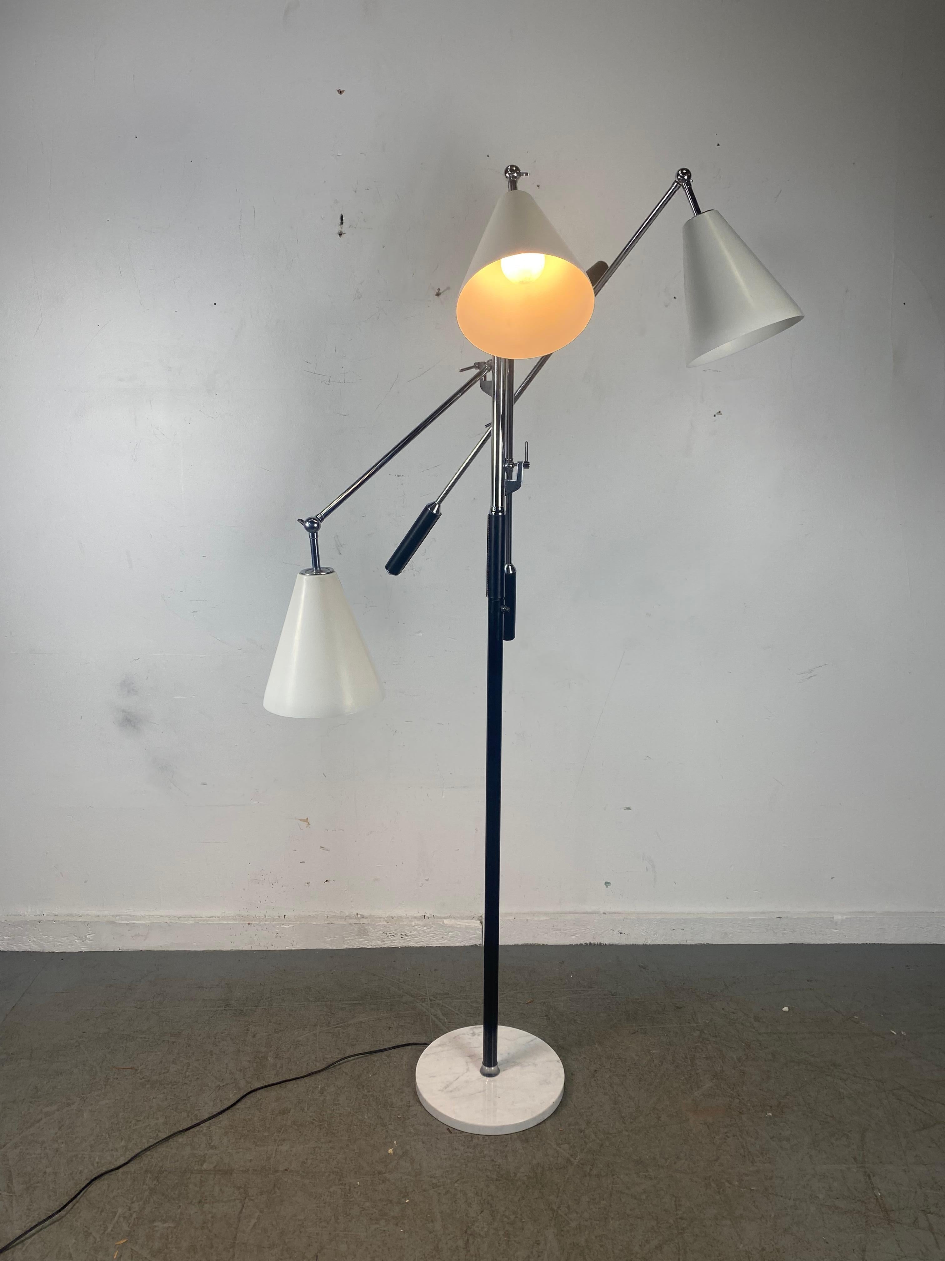 Klassische klassische modernistische 3-Arm-Gelenklampe „Trienali“ von Angelo Lelli / Italien im Angebot 4