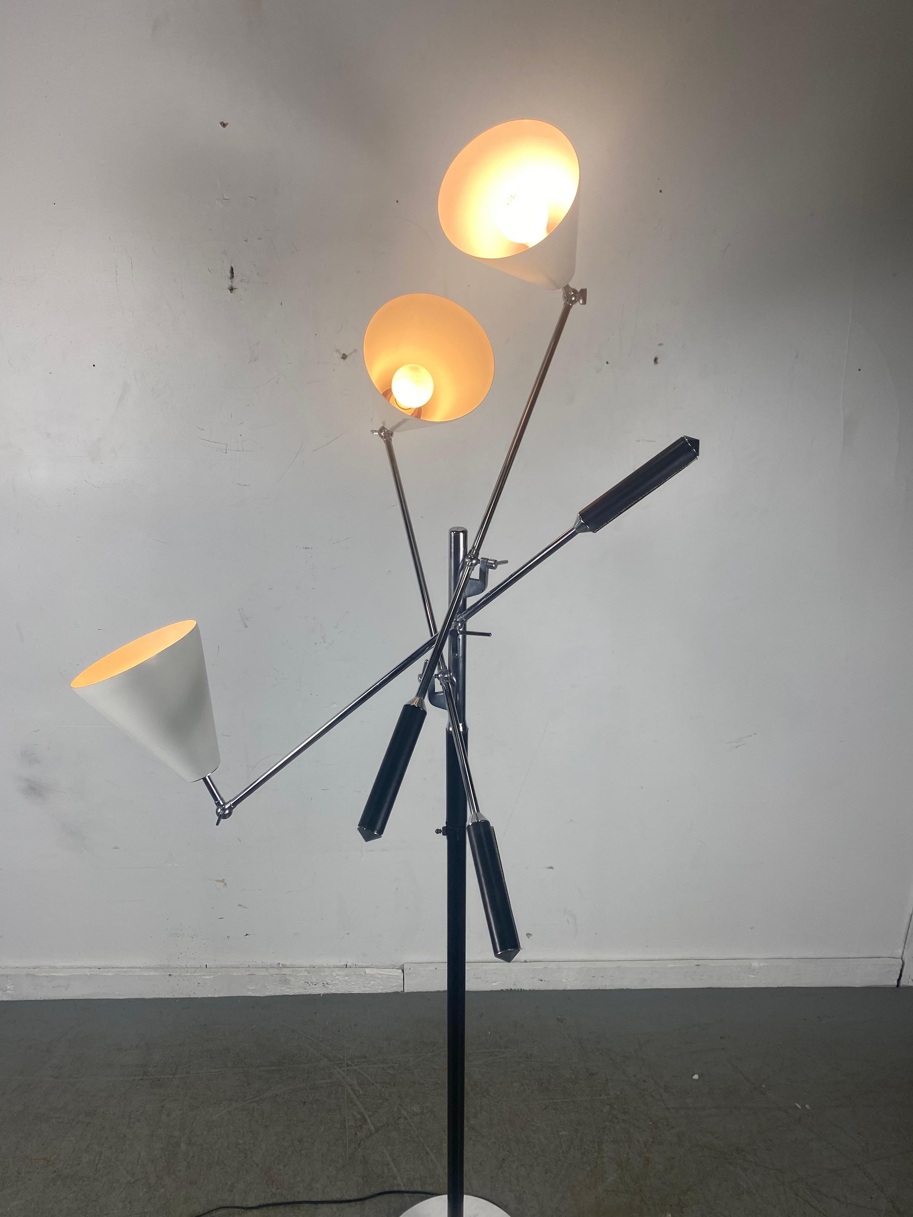 Klassische klassische modernistische 3-Arm-Gelenklampe „Trienali“ von Angelo Lelli / Italien im Zustand „Hervorragend“ im Angebot in Buffalo, NY