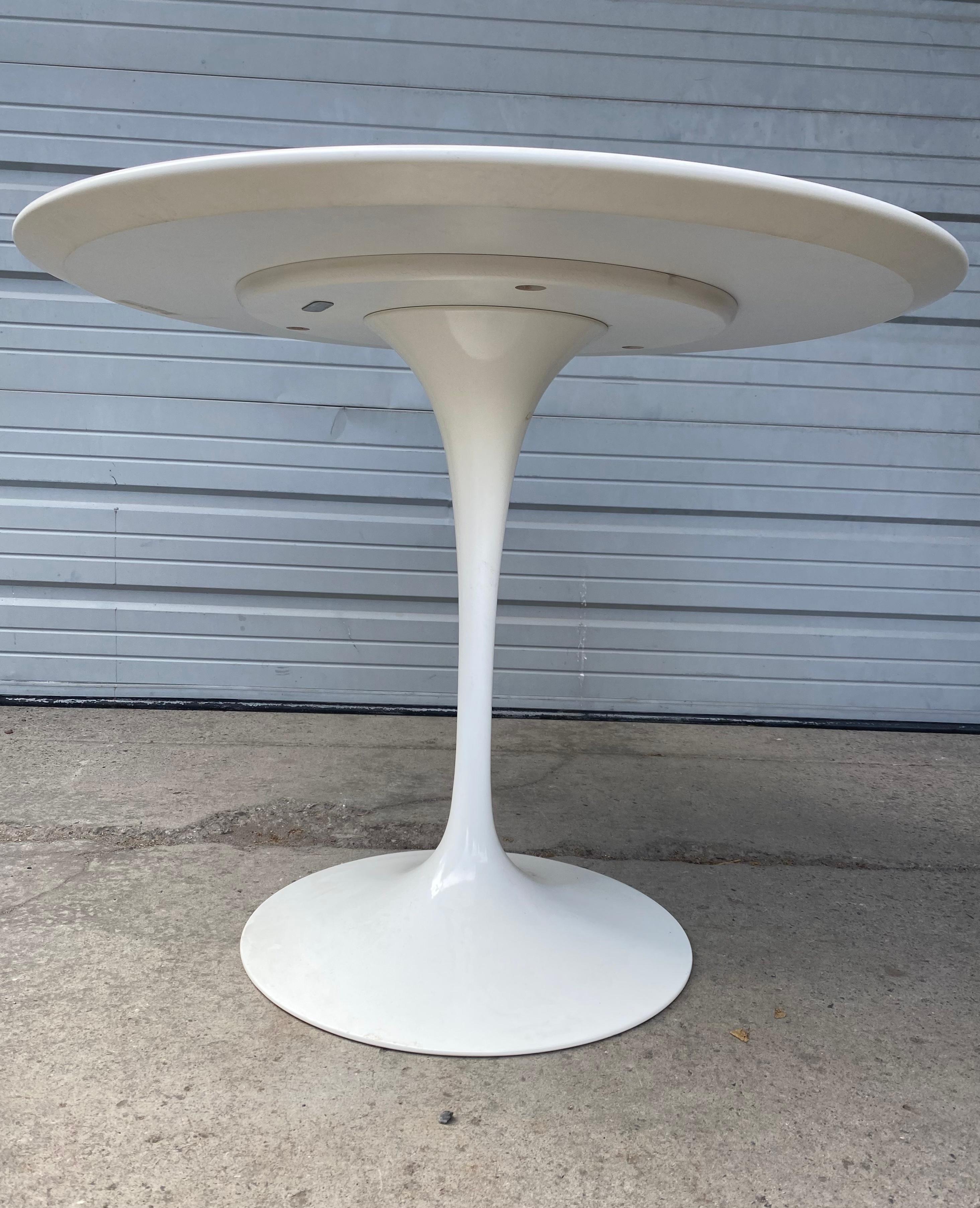 Classic Modernist dining table designed by Eero Saarinen manufactured by Knoll, newer production, made in Italy, Retains original labels, in Excellent original condition. Measure: 36