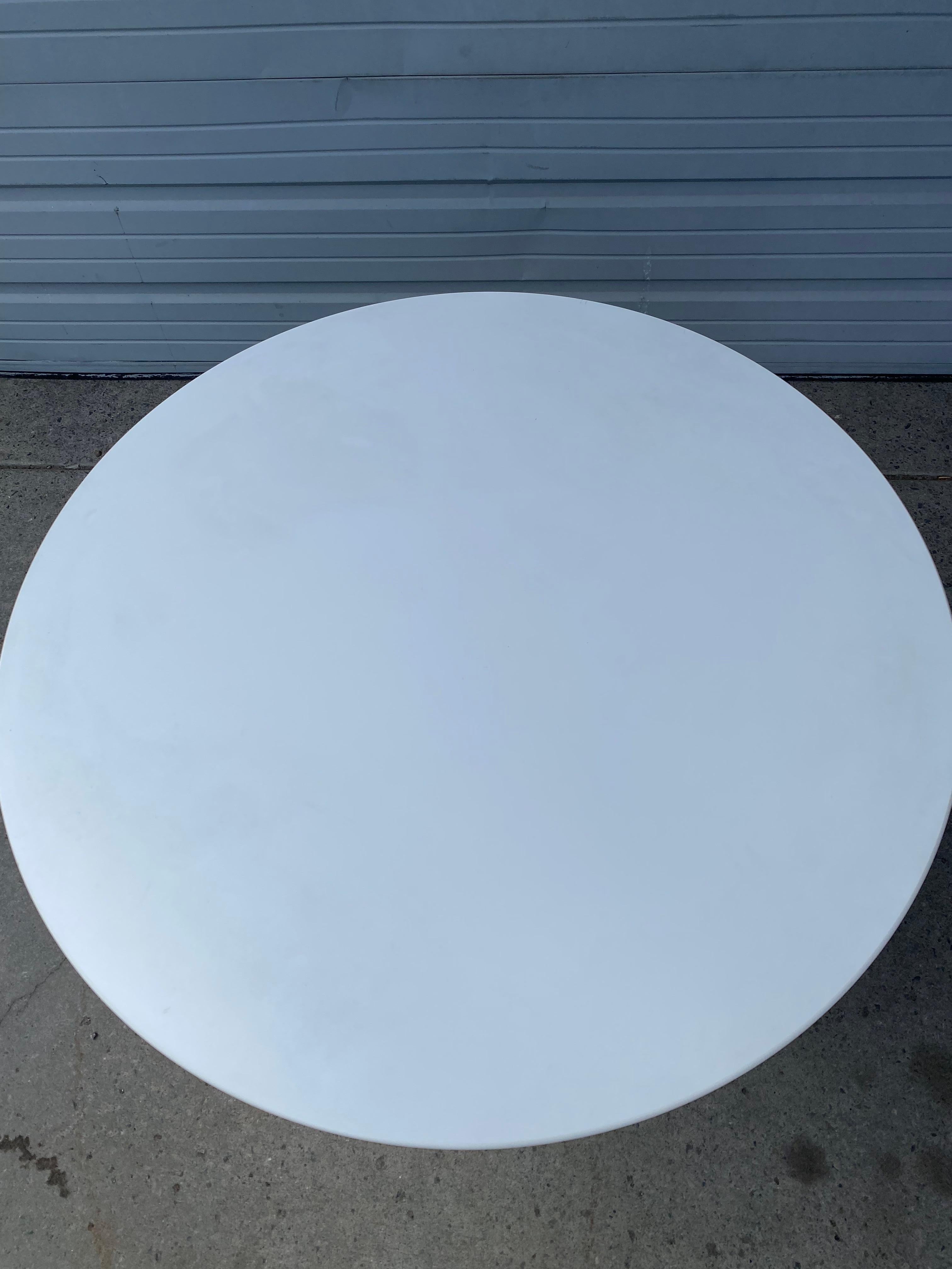 Mid-Century Modern Classic Modernist Tulip Table Designed by Eero Saarinen for Knoll, Italy