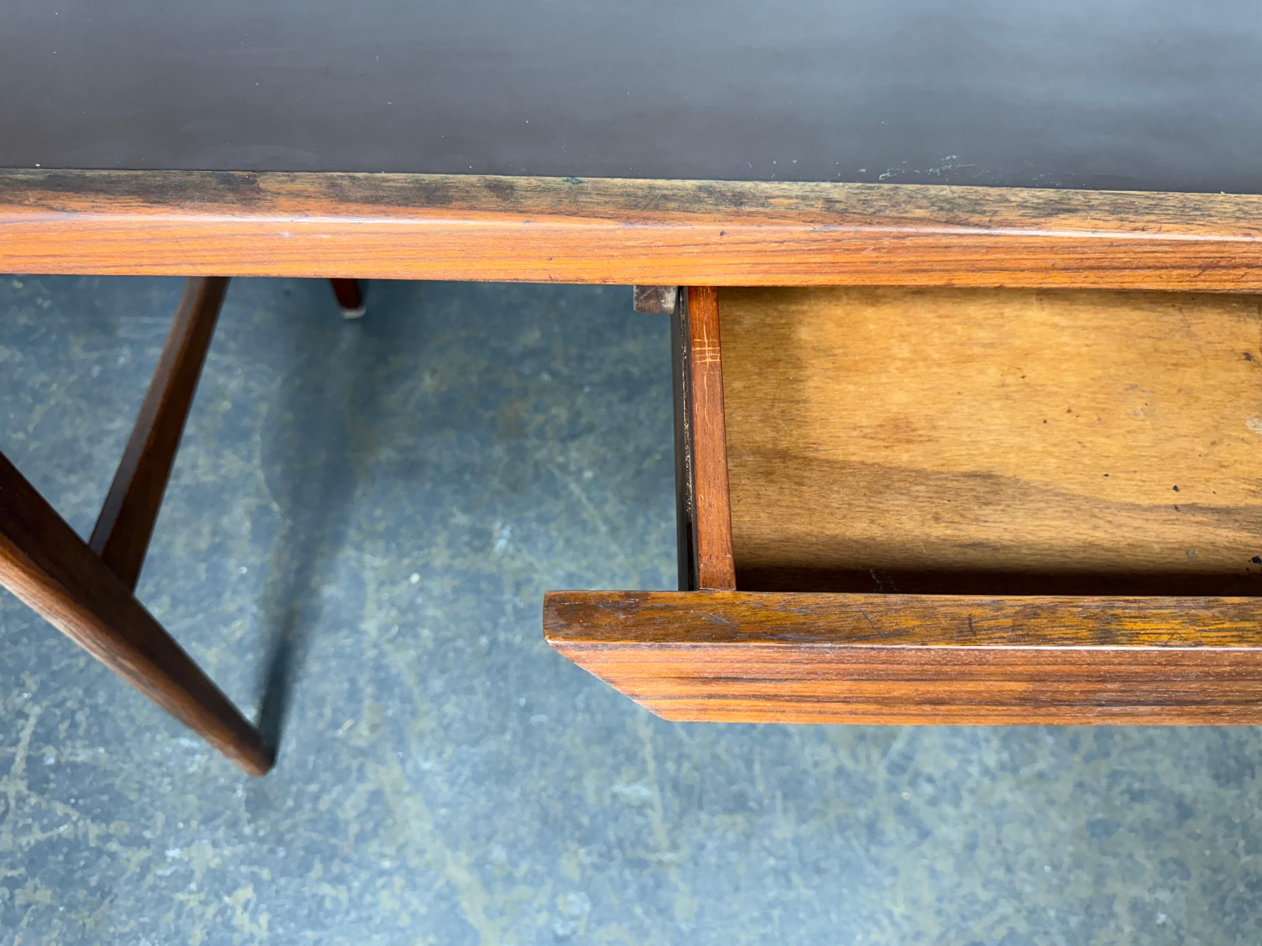 Classic Modernist walnut and leather desk by GUILDHALL CABINET SHOPS In Good Condition In Buffalo, NY