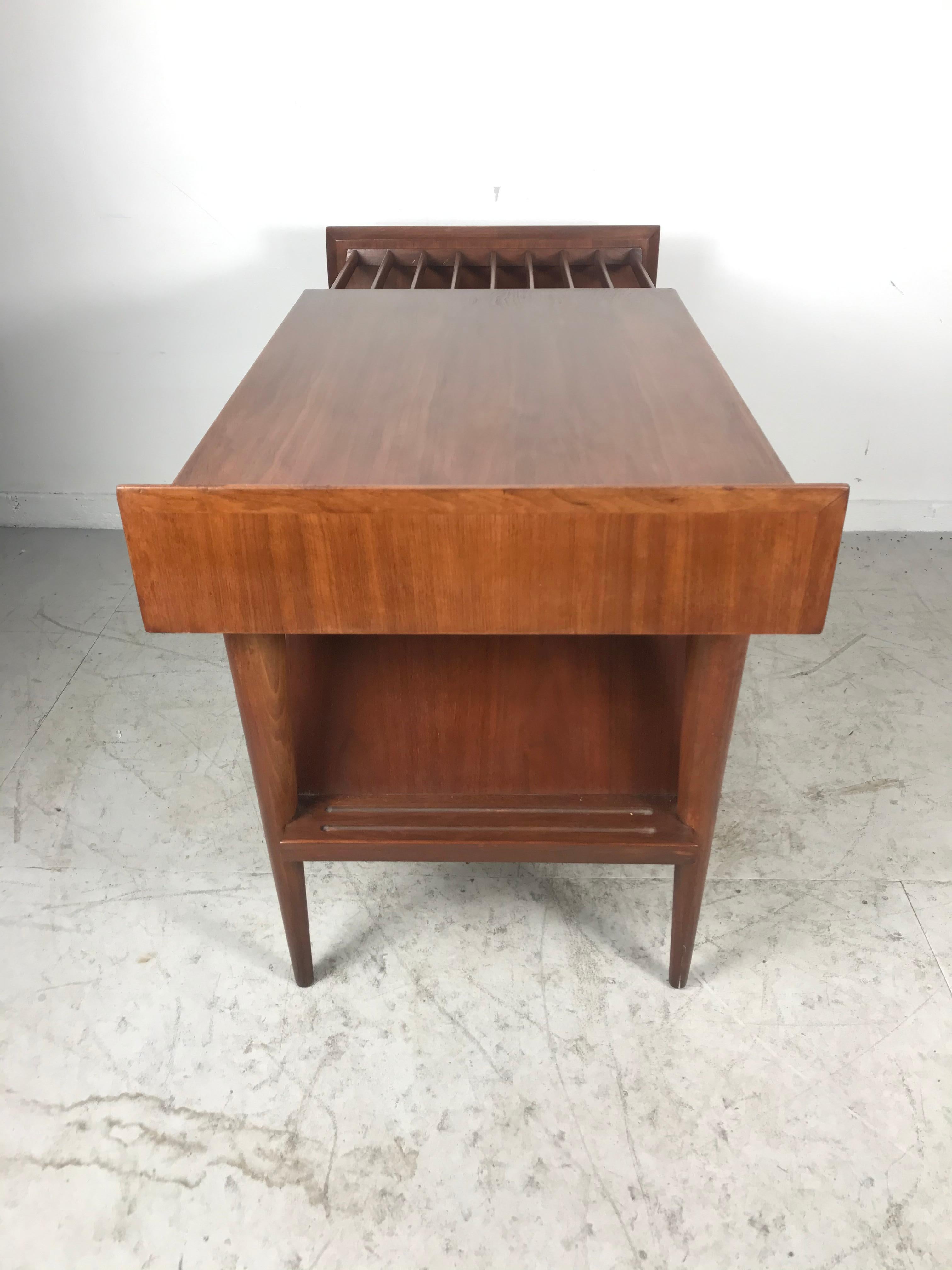 Classic Modernist Walnut Floating Desk by Sherman Bertram of California In Good Condition In Buffalo, NY
