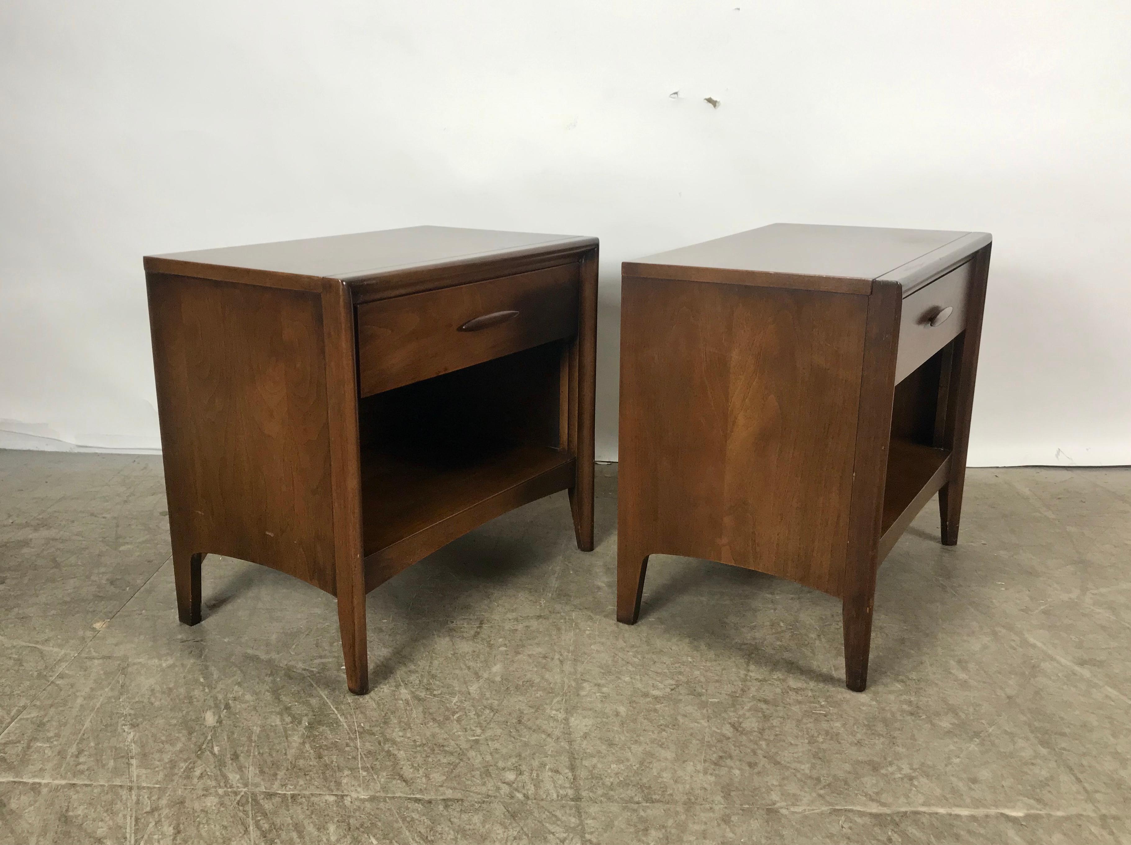 Classic Modernist Walnut Night Stands by Broyhill Premier In Good Condition In Buffalo, NY
