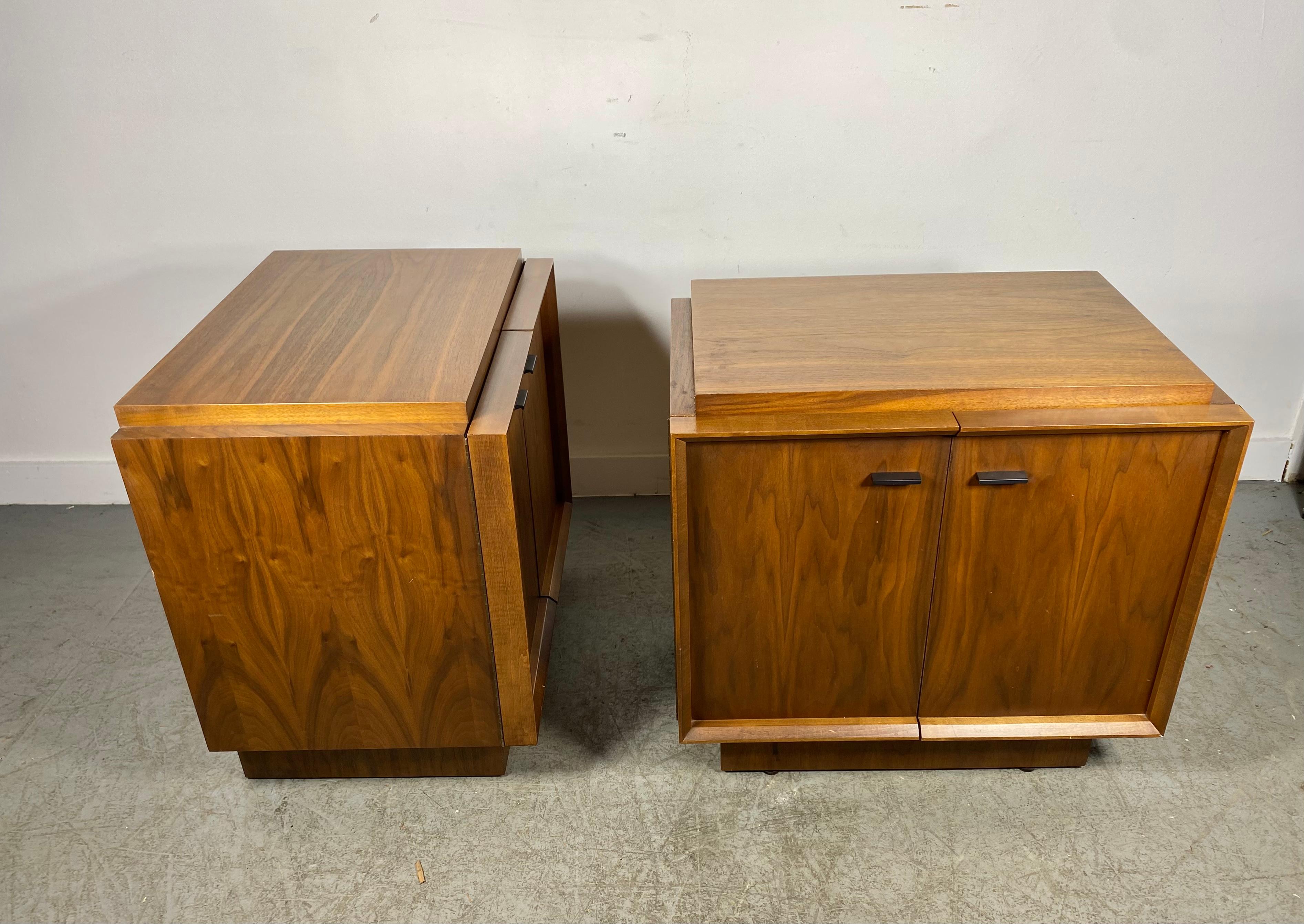 Classic Modernist Walnut Side Tables  / Nite Stands,  manner of Milo Baughman In Good Condition For Sale In Buffalo, NY