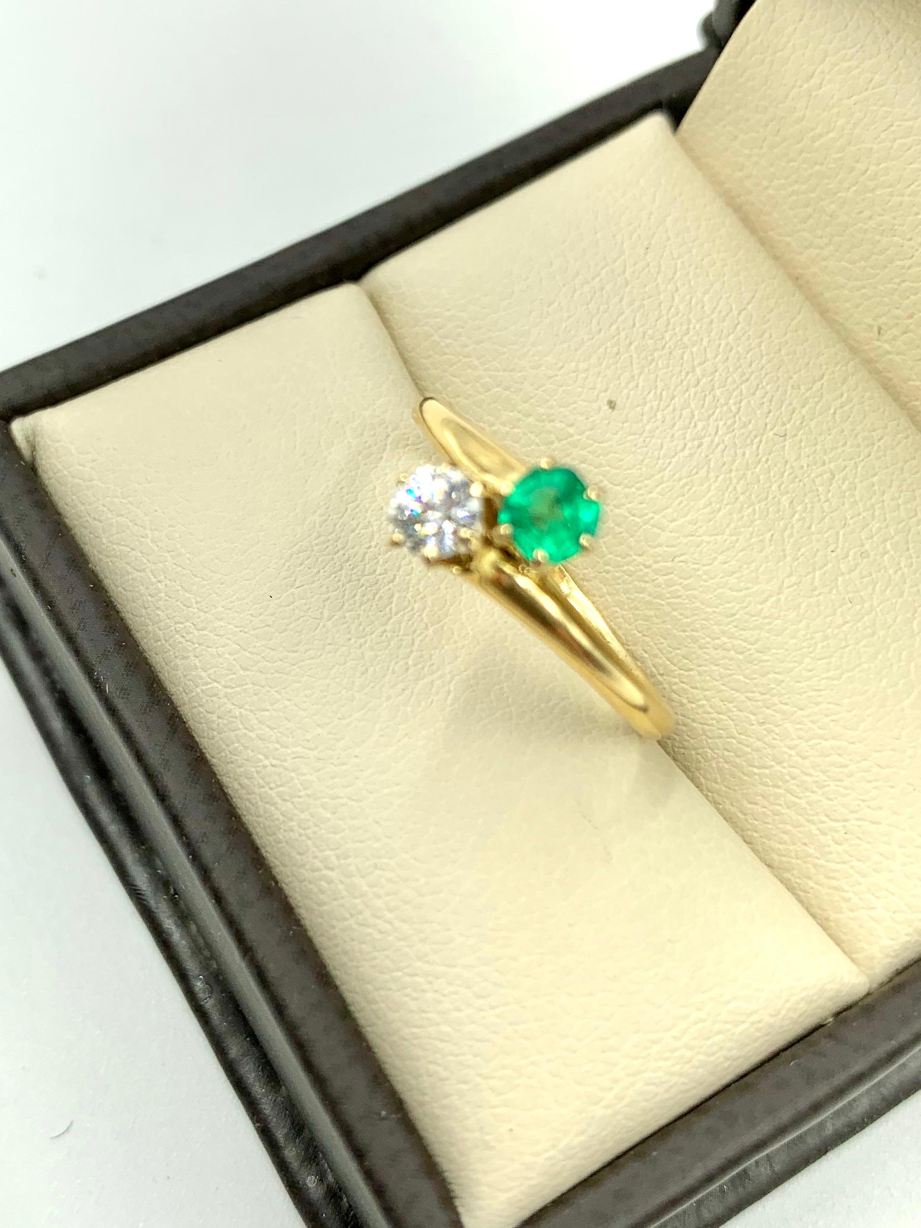 Magnifique bague de fiançailles Moi et Toi en or jaune 18 carats avec diamant et émeraude.
Début du 20e siècle
La bague Moi et Toi représente les deux éléments les plus importants d'une relation, l'amour et l'amitié. Il symbolise l'union de deux