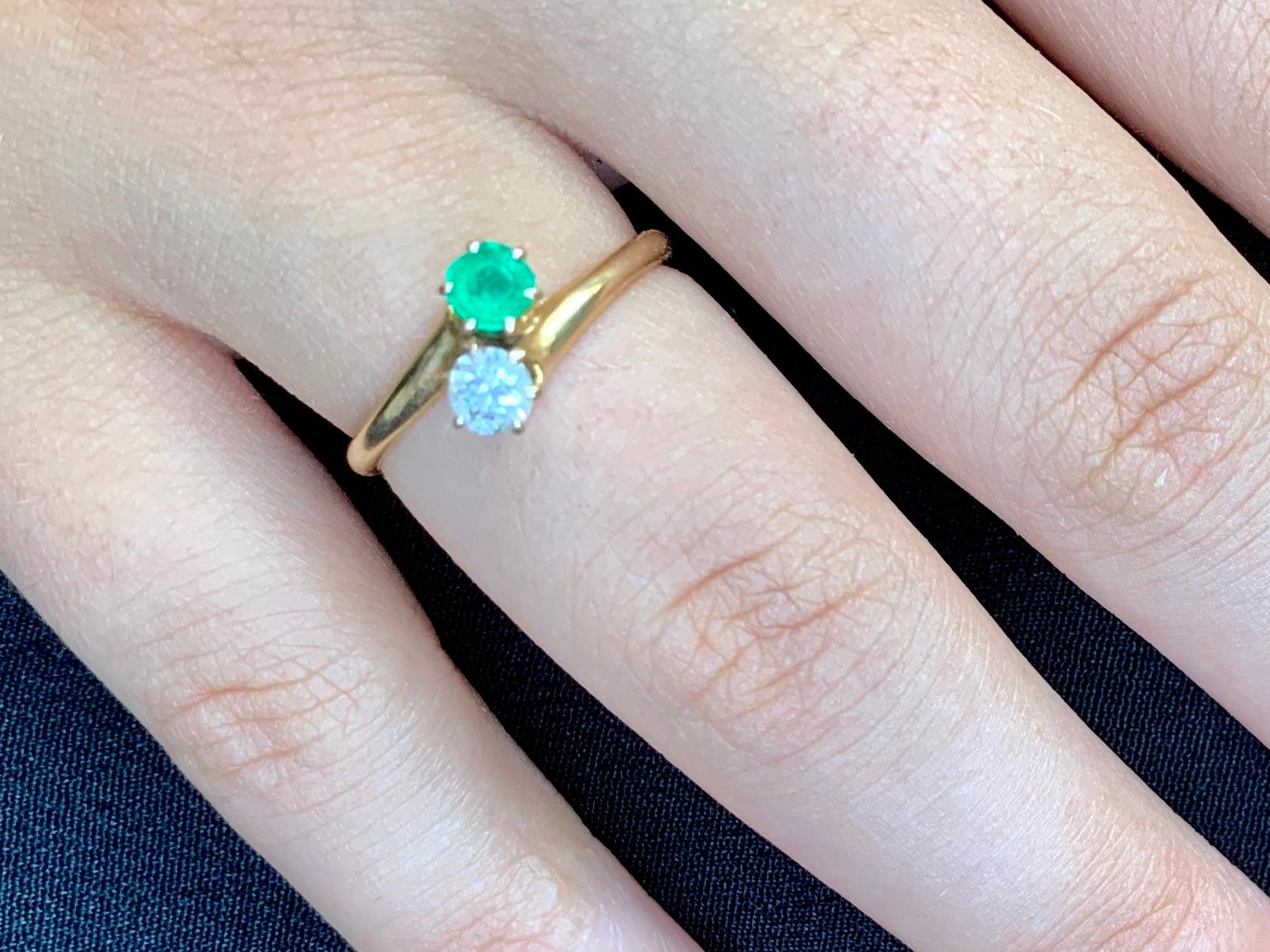 Moderne Bague classique Moi et Toi en or jaune 18 carats avec diamant et émeraude, début du 20e siècle en vente