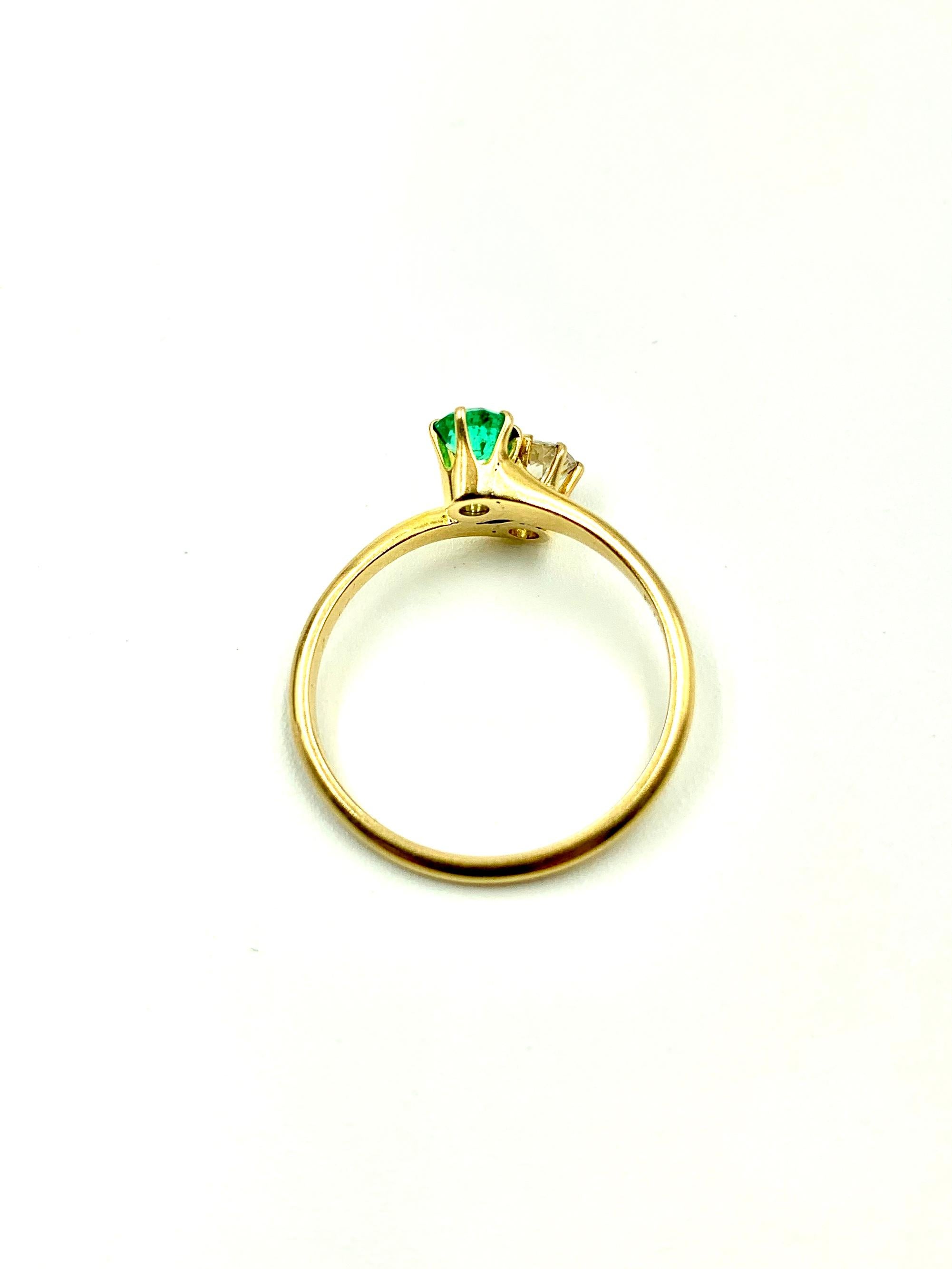 Taille ronde Bague classique Moi et Toi en or jaune 18 carats avec diamant et émeraude, début du 20e siècle en vente