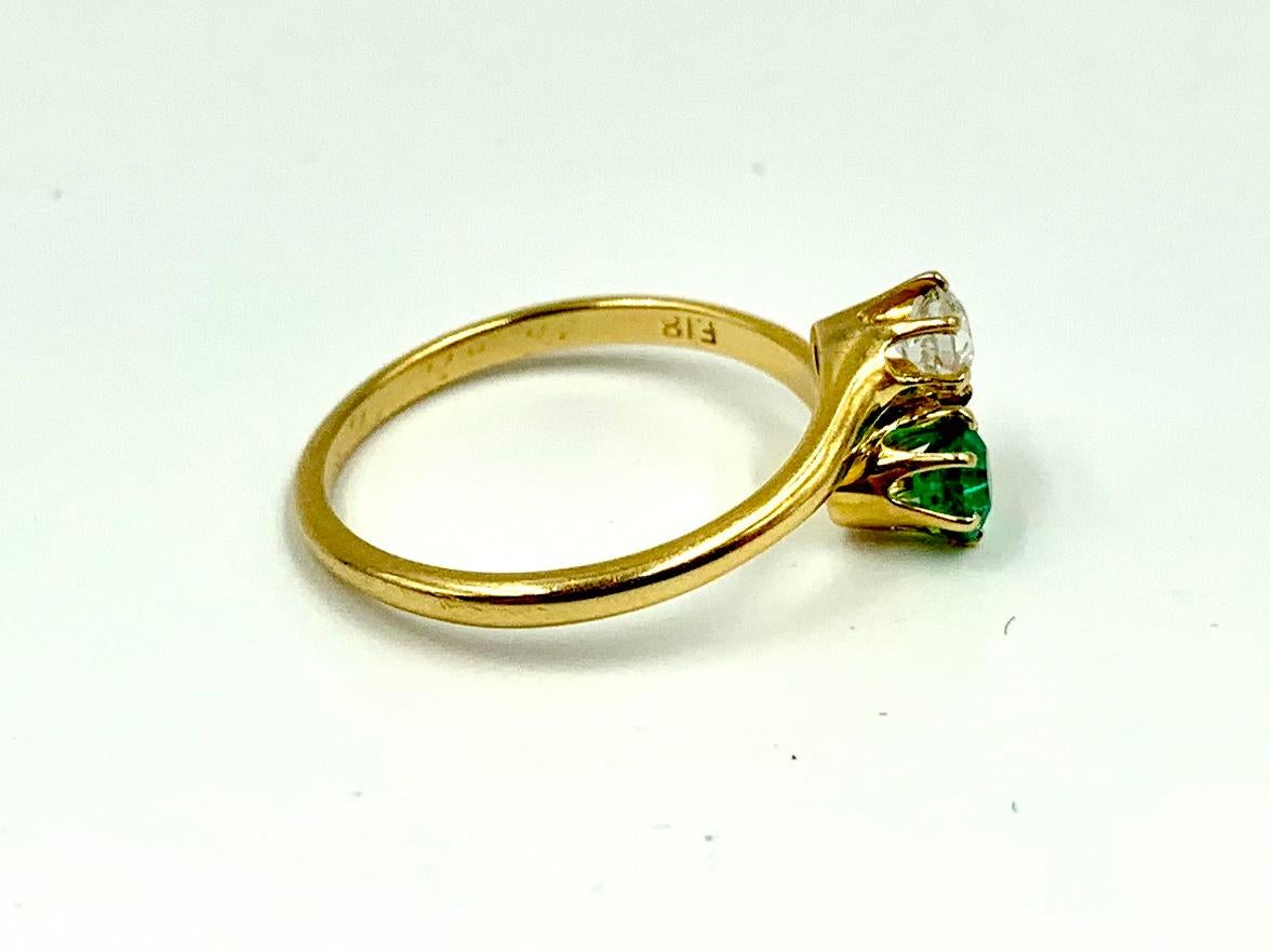 Bague classique Moi et Toi en or jaune 18 carats avec diamant et émeraude, début du 20e siècle Bon état - En vente à New York, NY
