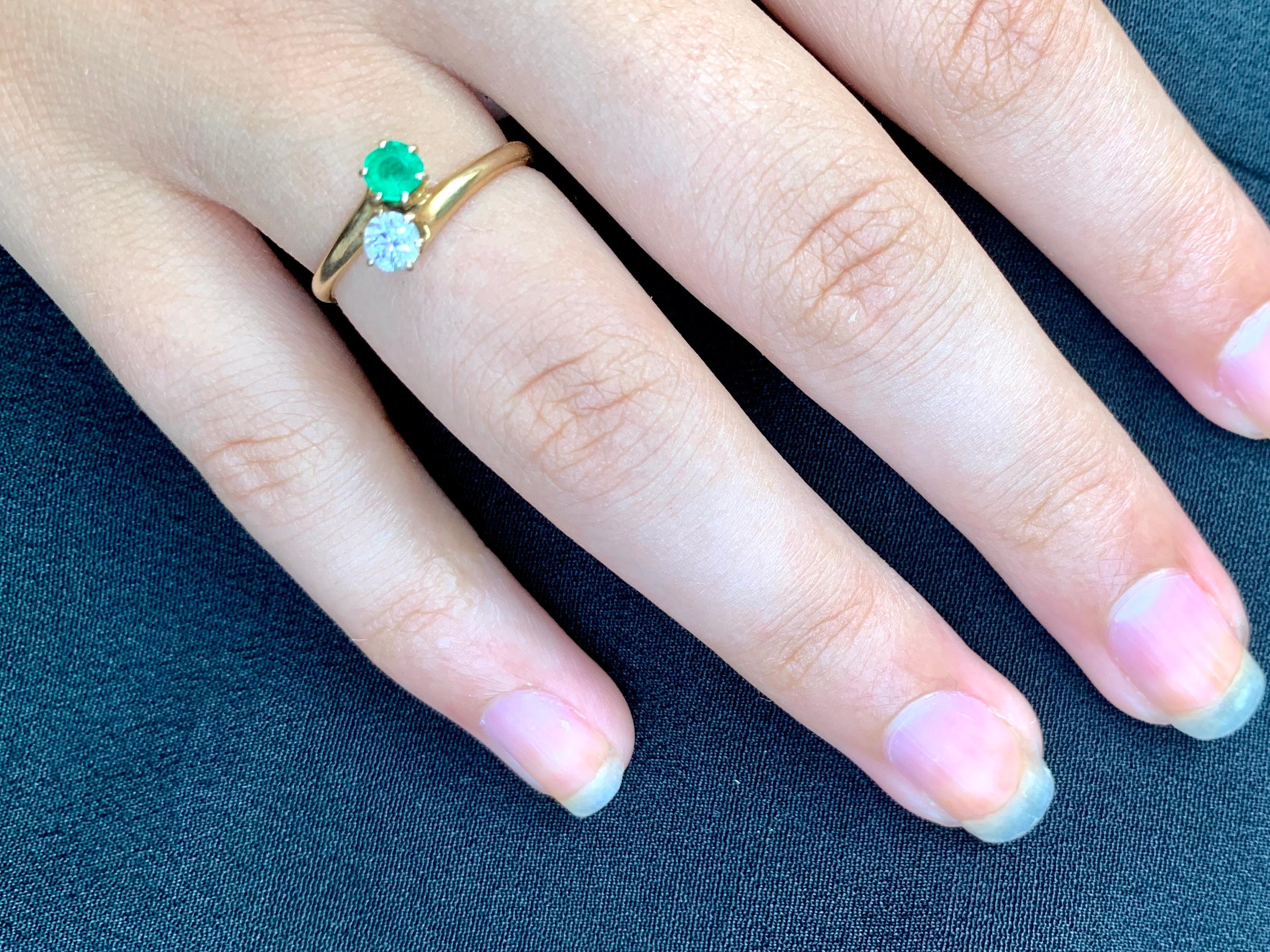Bague classique Moi et Toi en or jaune 18 carats avec diamant et émeraude, début du 20e siècle en vente 1