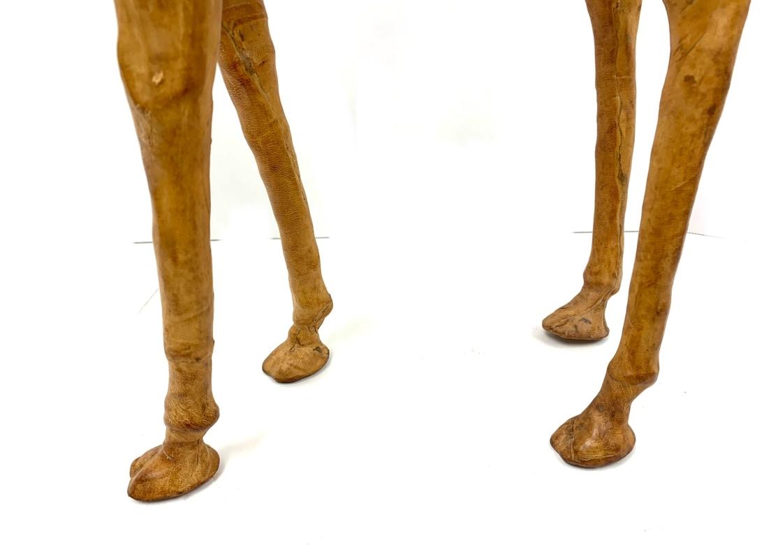 Grand chameau décoratif en cuir marocain classique en très bon état. Debout sur quatre pattes, la tête légèrement relevée, les yeux noirs, les oreilles retroussées et les rênes pleines. 

Dimensions : 18,5