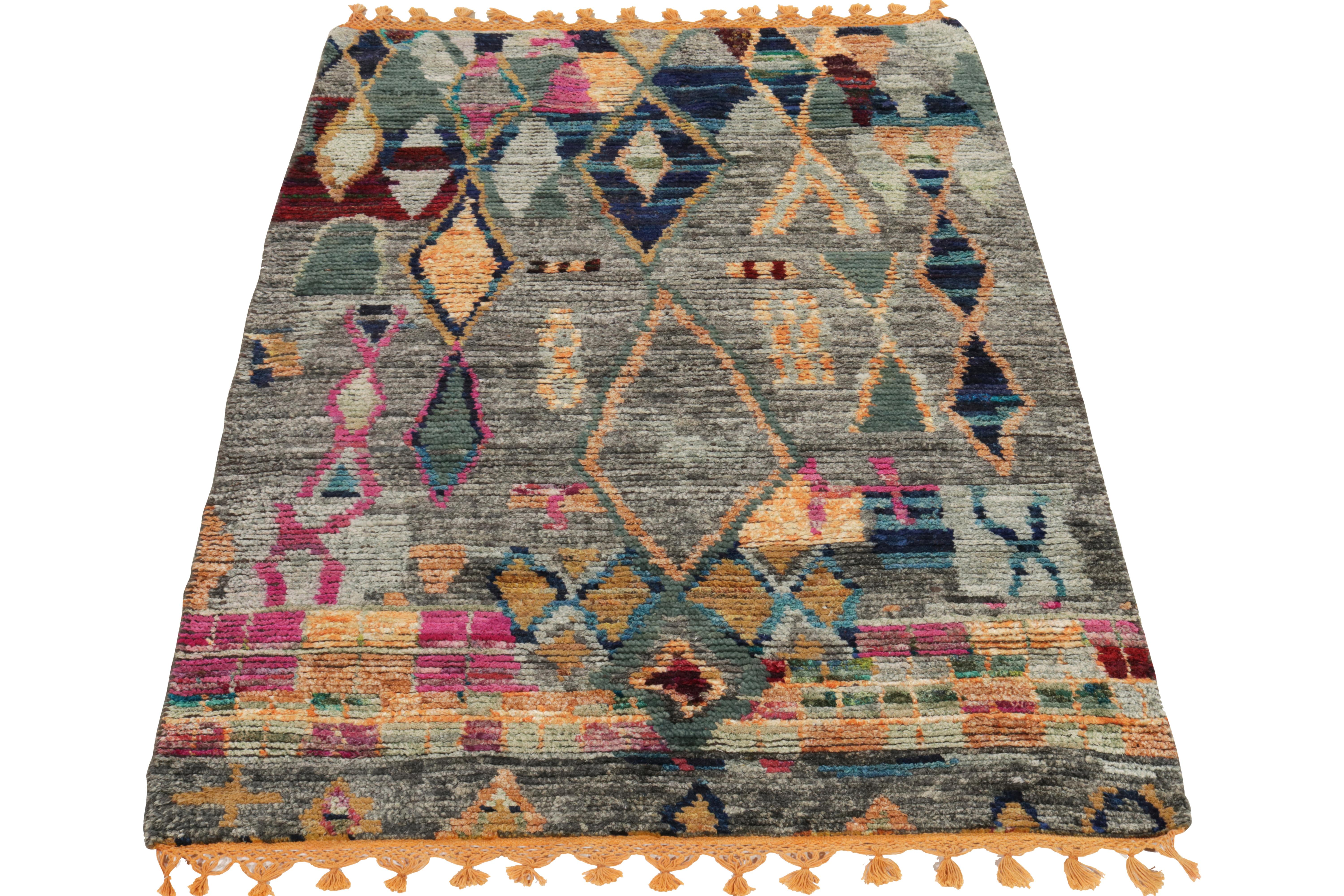 Inspiriert vom verehrten Nomadenstil, zeichnet Rug & Kilim mit diesem handgeknüpften 4x6 Stück mit innovativer Textur und kräftigen, modernen Farben eine skurrile Interpretation der marokkanischen Teppiche. Der Teppich ist eine Hommage an die