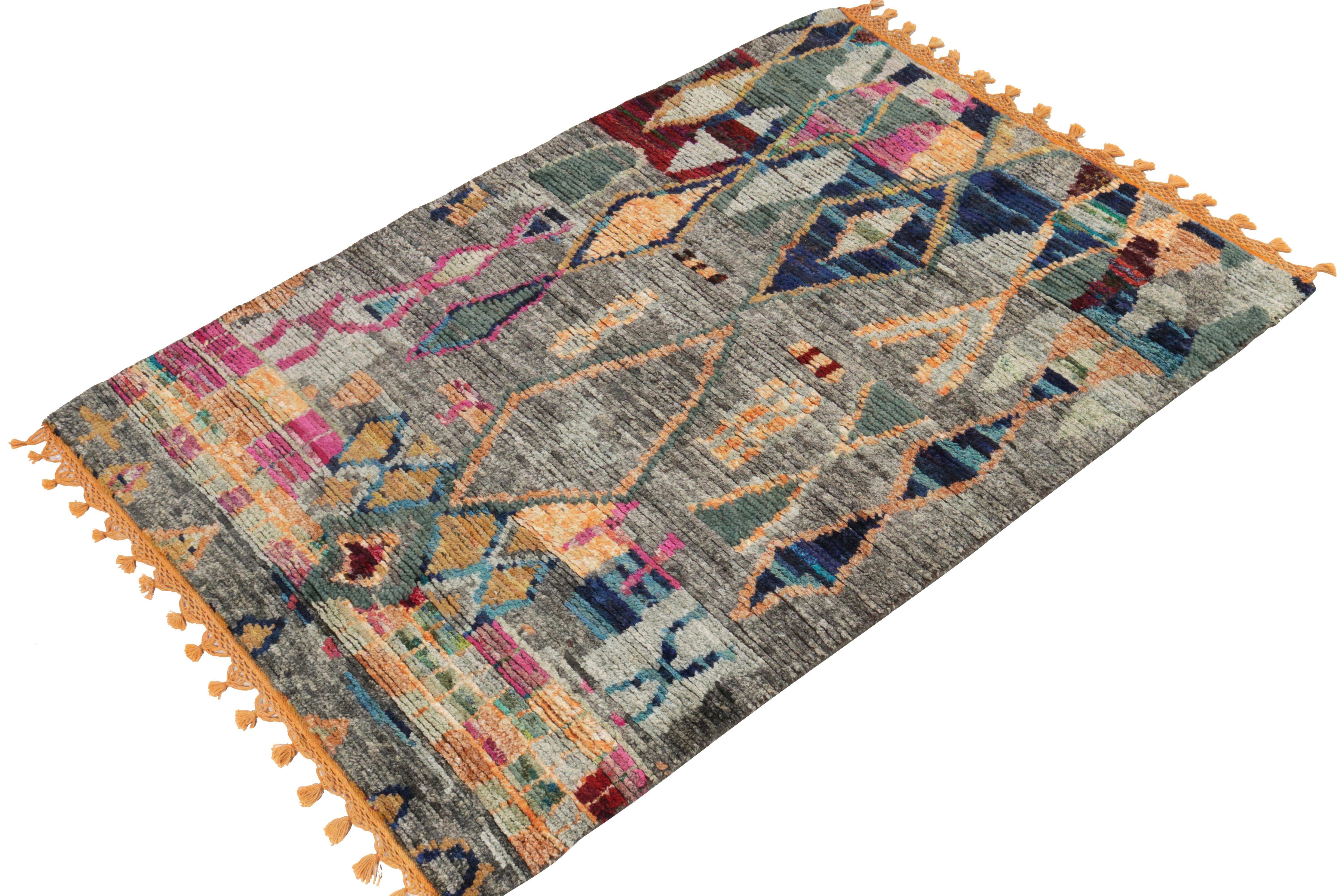 Klassischer marokkanischer Teppich in Grau, mehrfarbig mit Stammesmuster von Rug & Kilim (Stammeskunst) im Angebot