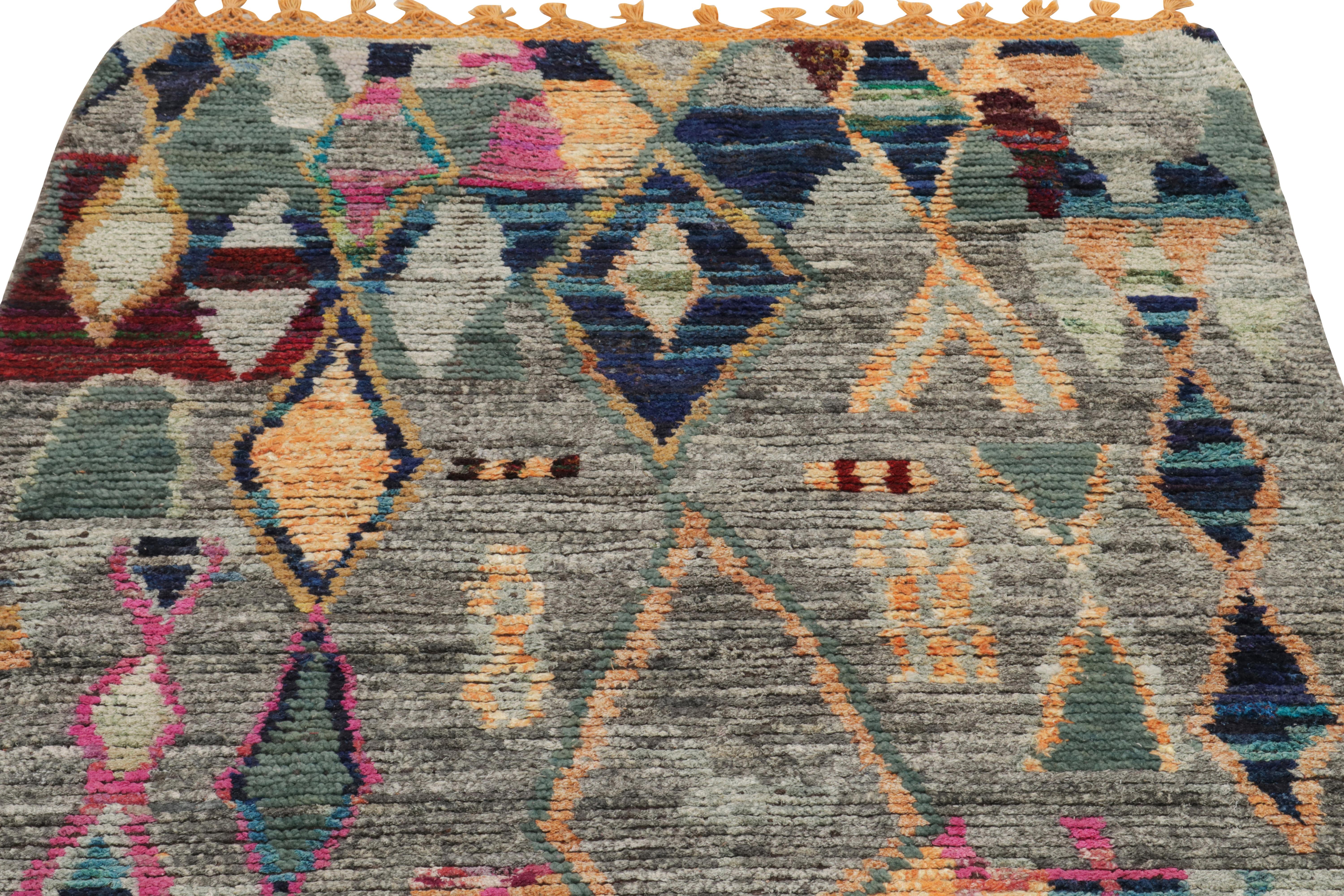 Klassischer marokkanischer Teppich in Grau, mehrfarbig mit Stammesmuster von Rug & Kilim (Indisch) im Angebot