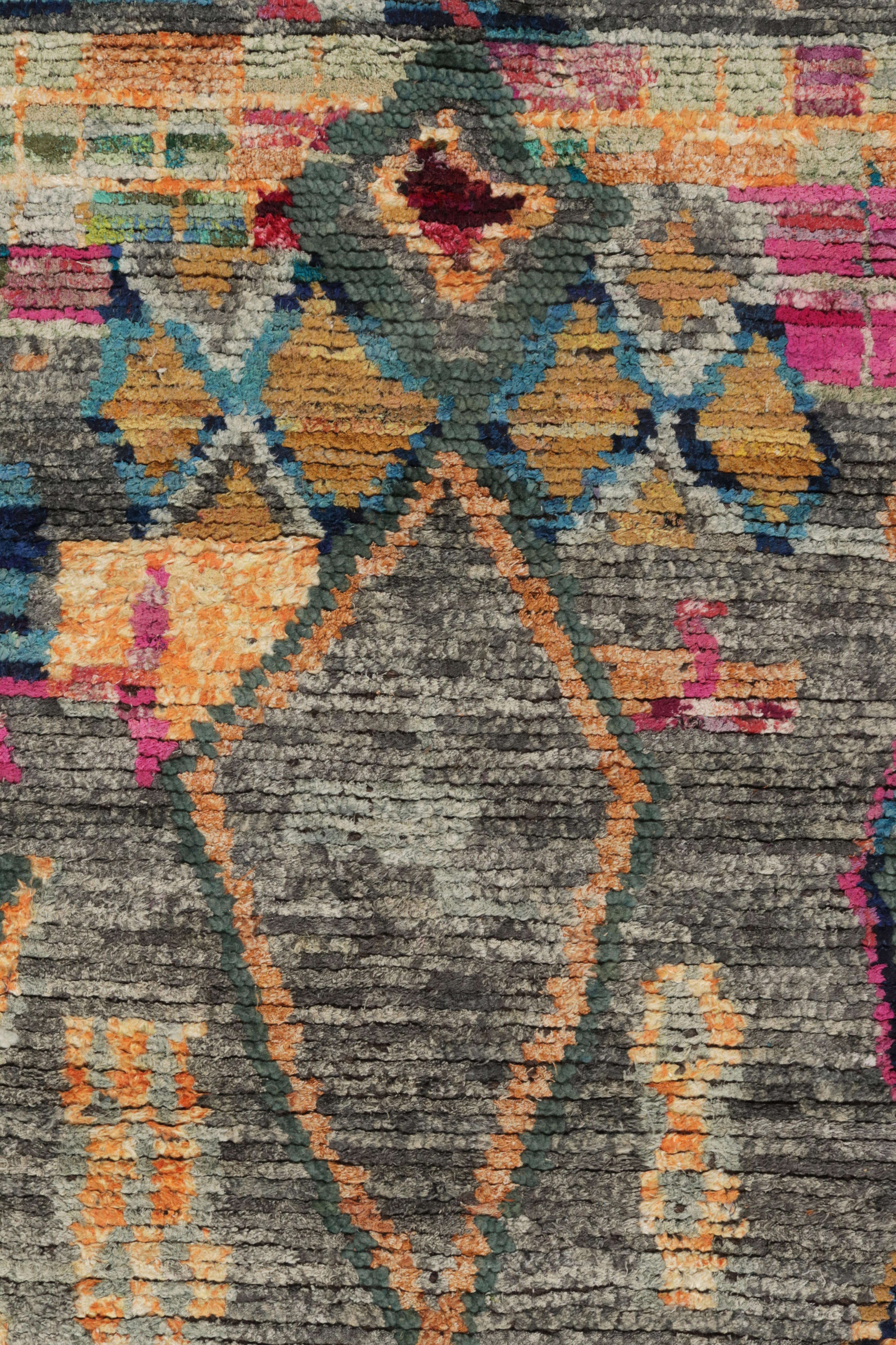 Klassischer marokkanischer Teppich in Grau, mehrfarbig mit Stammesmuster von Rug & Kilim (Handgeknüpft) im Angebot