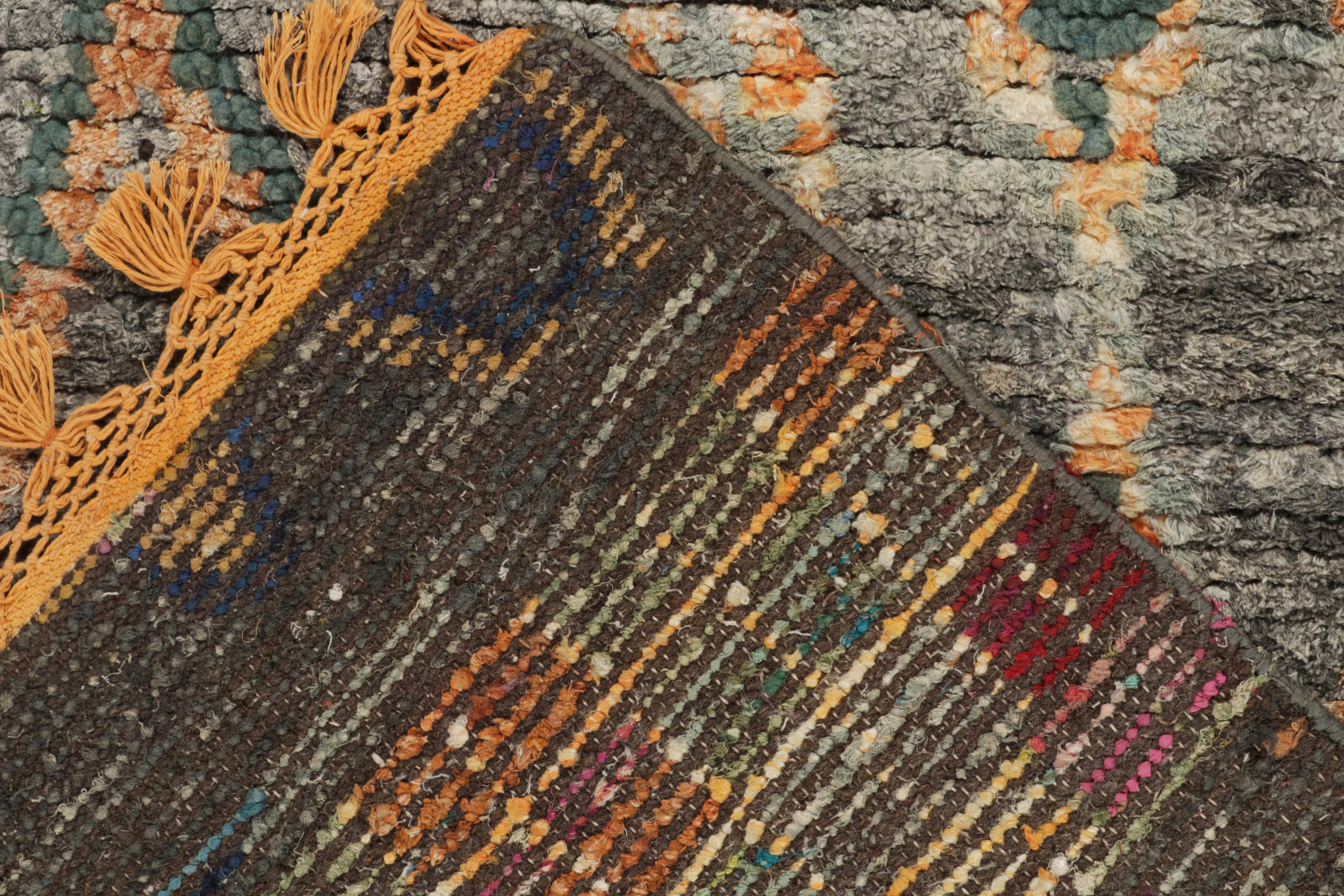 Klassischer marokkanischer Teppich in Grau, mehrfarbig mit Stammesmuster von Rug & Kilim im Zustand „Neu“ im Angebot in Long Island City, NY