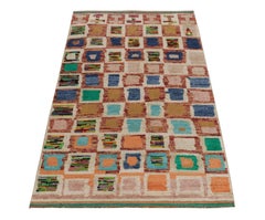 Klassischer Teppich und Kelim-Teppich im marokkanischen Stil mit mehrfarbigem geometrischem Muster