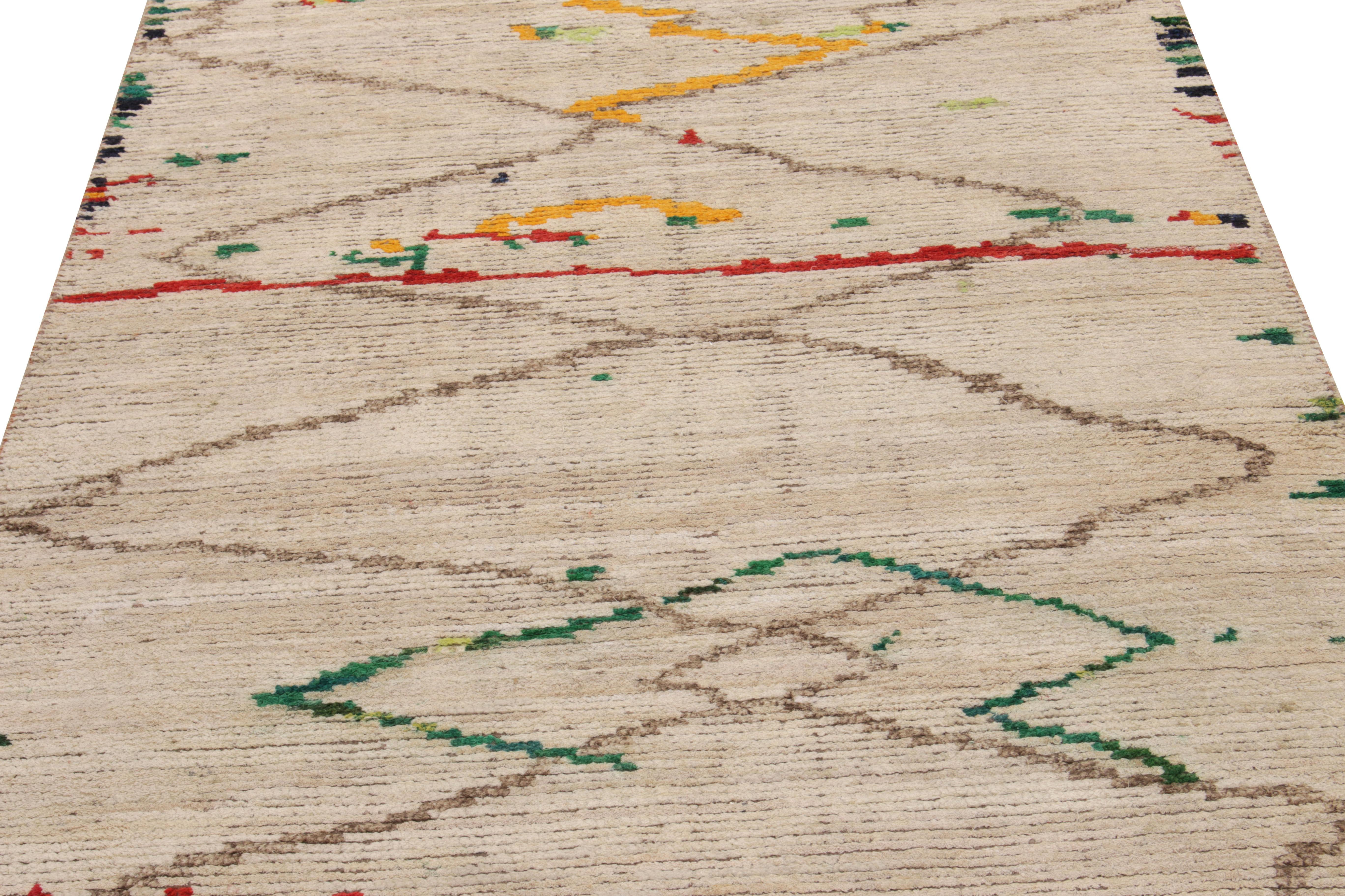 Klassischer Teppich- und Kelim-Läufer im marokkanischen Stil in Beige und Grün mit geometrischem Muster (Indisch) im Angebot