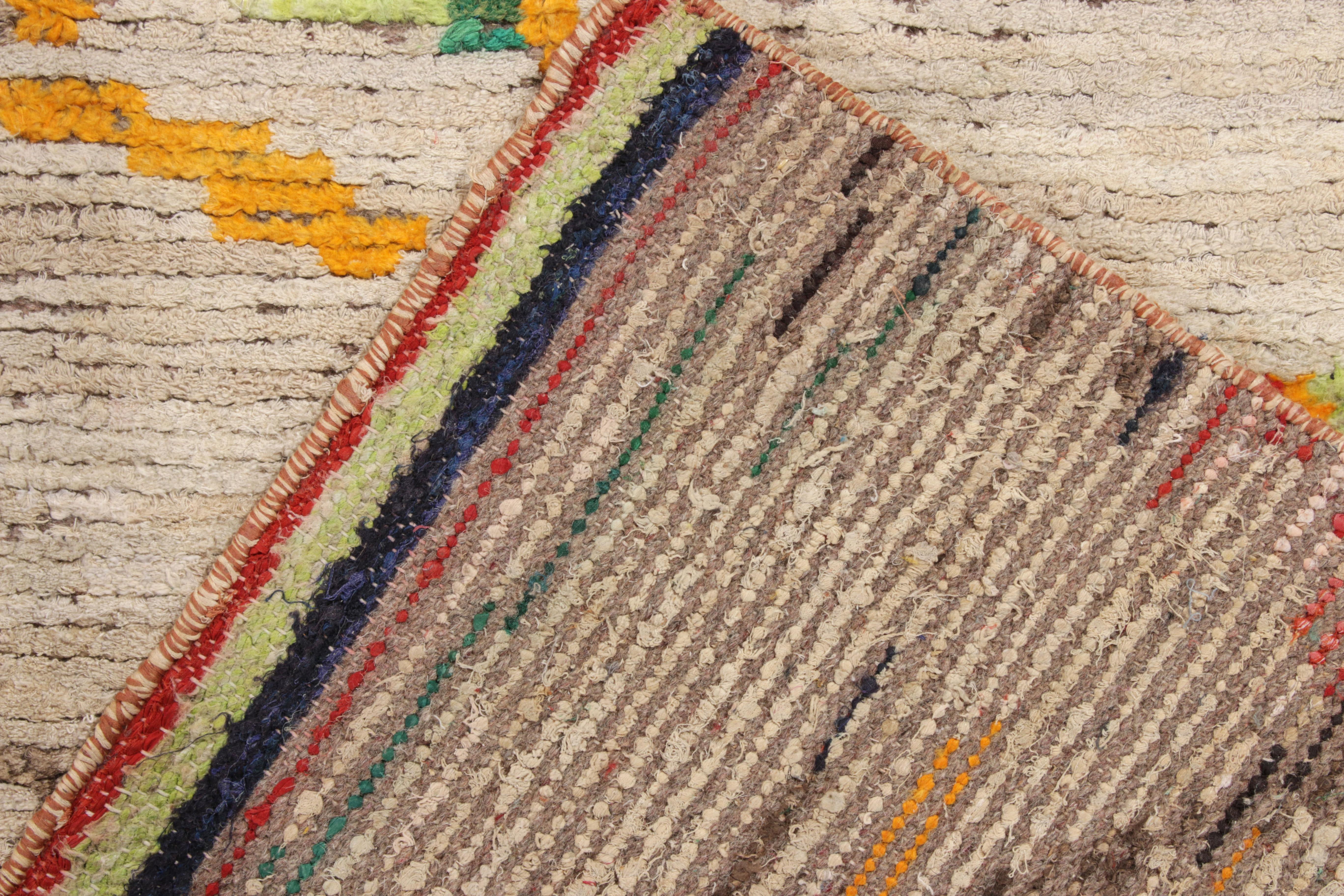 Noué à la main Tapis et tapis de couloir classique de style marocain Kilim à motif géométrique beige et vert en vente