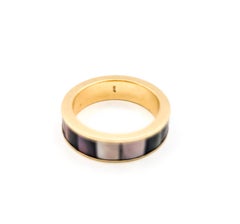 Anello classico di madreperla in oro giallo 18 carati
