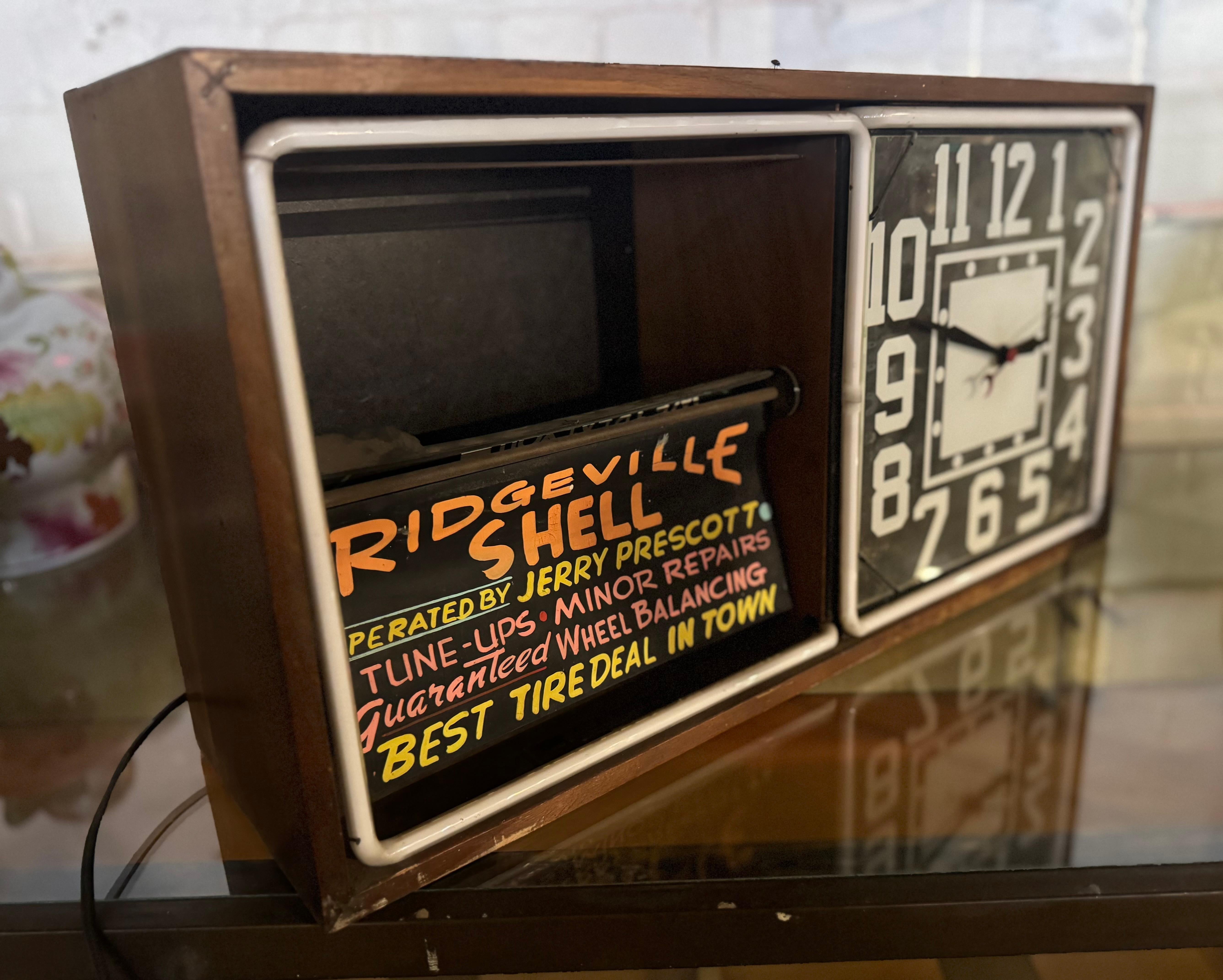 Classic Motion Action Ad Neon Advertizing Clock In Good Condition For Sale In Buffalo, NY