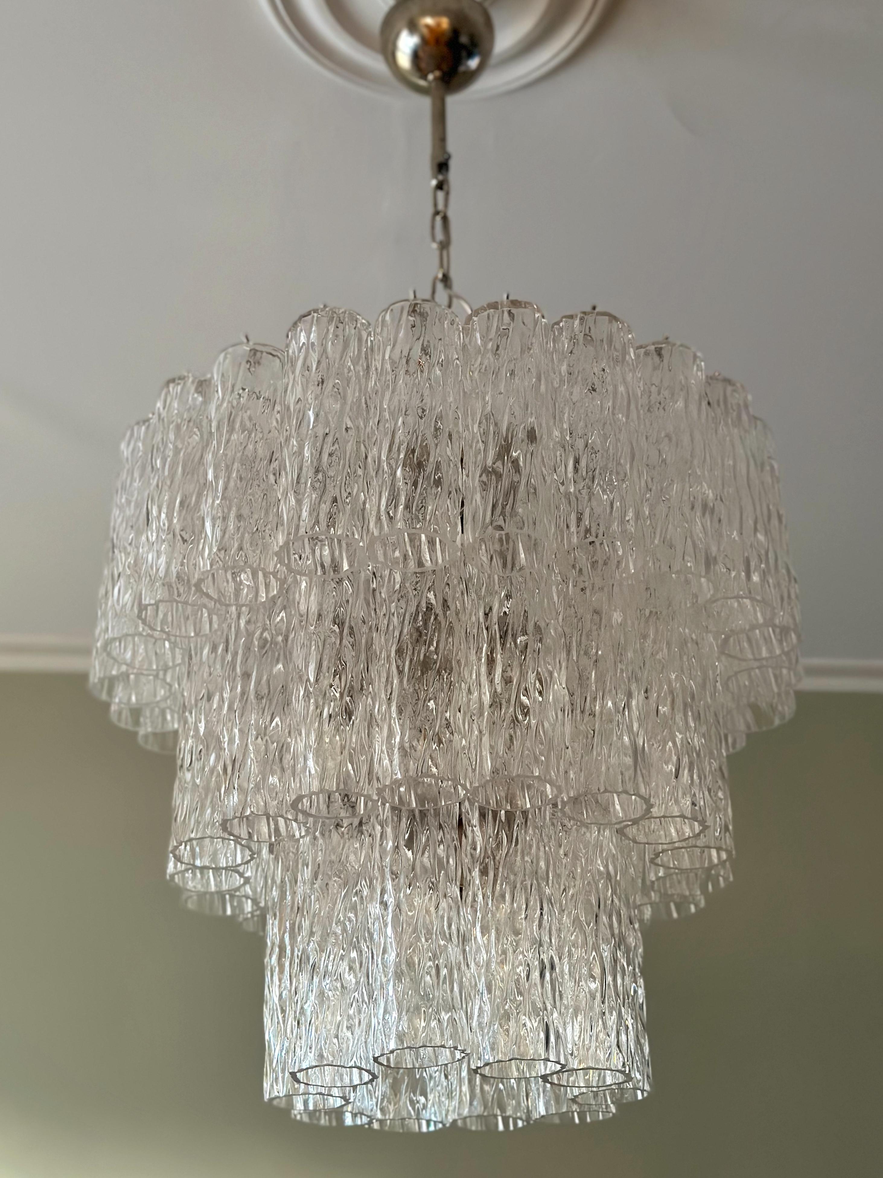 Lampadario contemporaneo in cristallo di Murano nello stile tradizionale italiano di metà secolo. Il lampadario è composto da 52 Prismi di vetro trasparente a forma di cilindro di dimensioni pari a 30 x 6,5 cm.
Nuovo cablaggio. Cablaggio gratuito