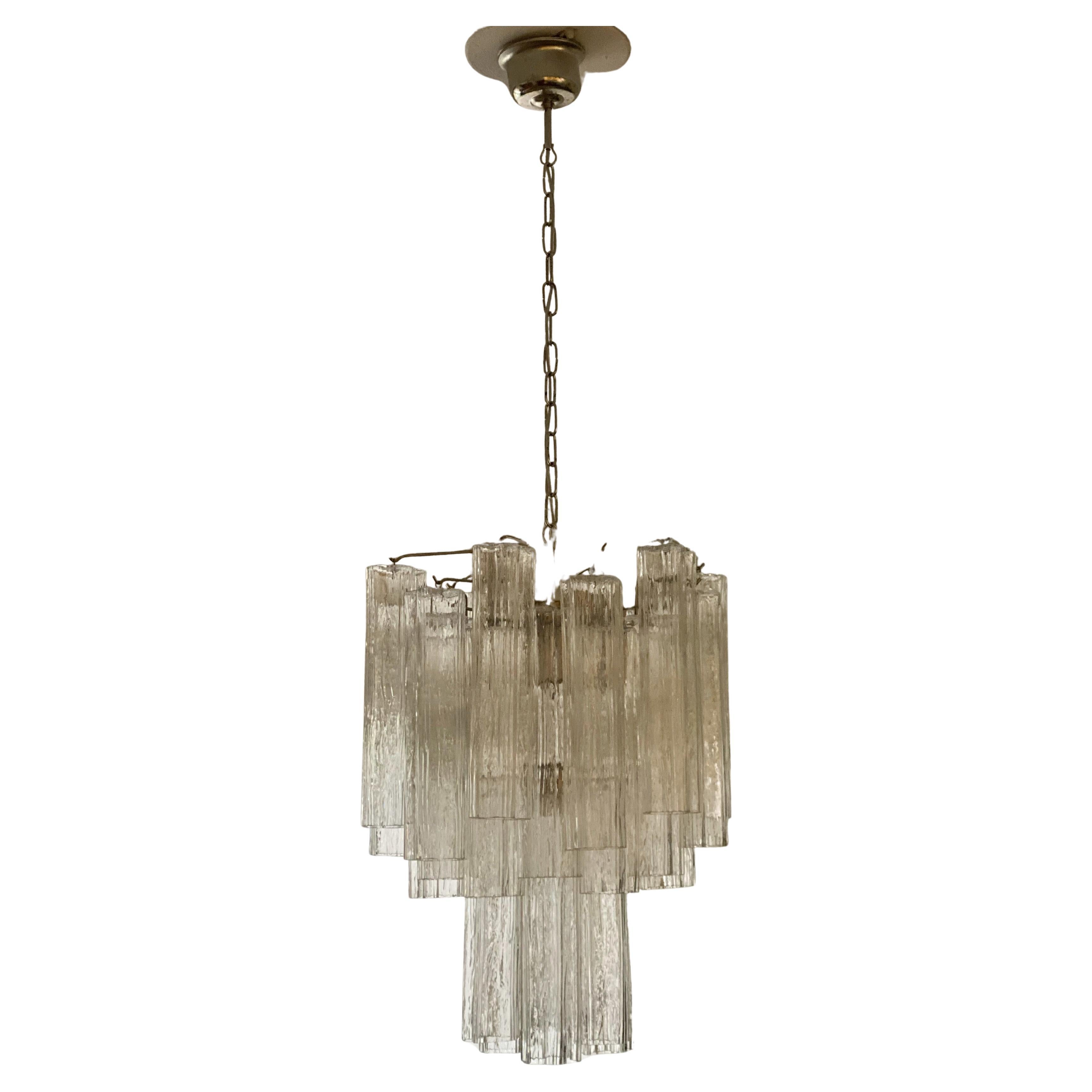 Lampadario classico di Murano nello stile di Venini. Dimensioni medio-piccole.