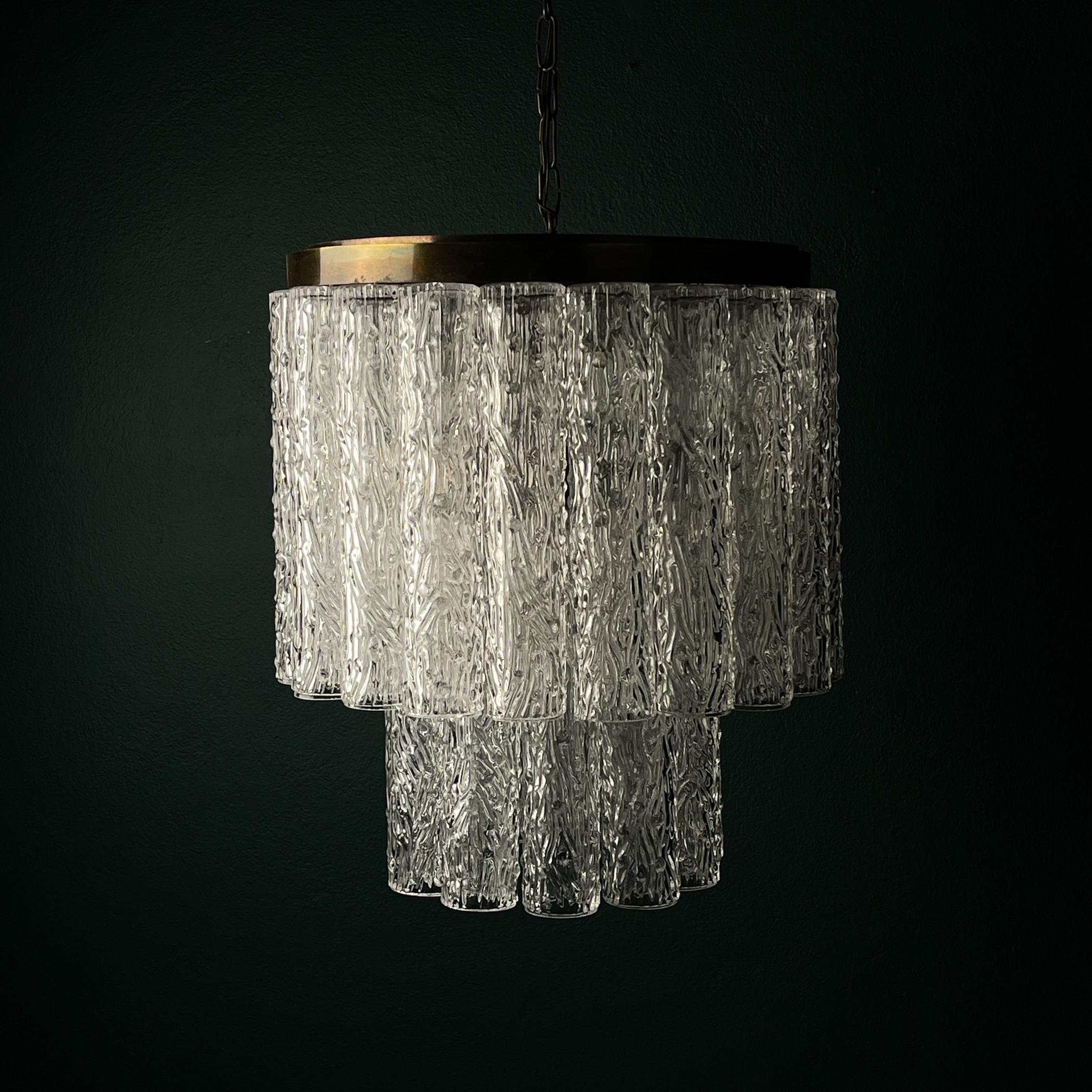 Lampadario Tronchi di Murano originale vintage di Venini realizzato in Italia negli anni '60.
Venini & Co. ha svolto un ruolo di primo piano nella rinascita dell'industria italiana del vetro di alta gamma, abbinando innovativi designer modernisti