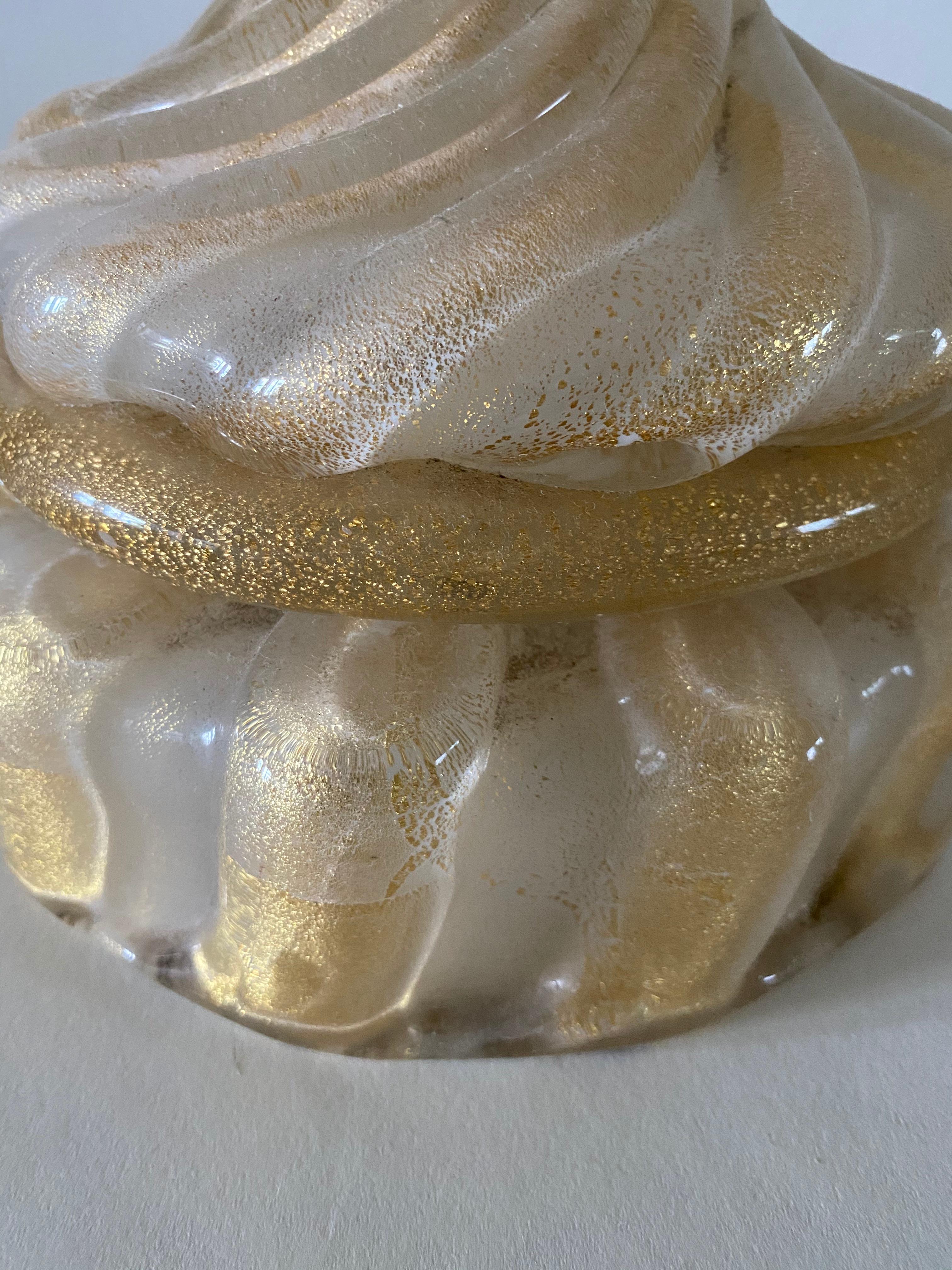 Moderne Lampe aus mundgeblasenem Glas aus der Jahrhundertmitte, hergestellt in den berühmten Studios von Barovier & Tosi in Murano (Venedig), Italien. Das Original-Label ist auf der Unterseite der Leuchte angebracht.

Die Lampe ist
