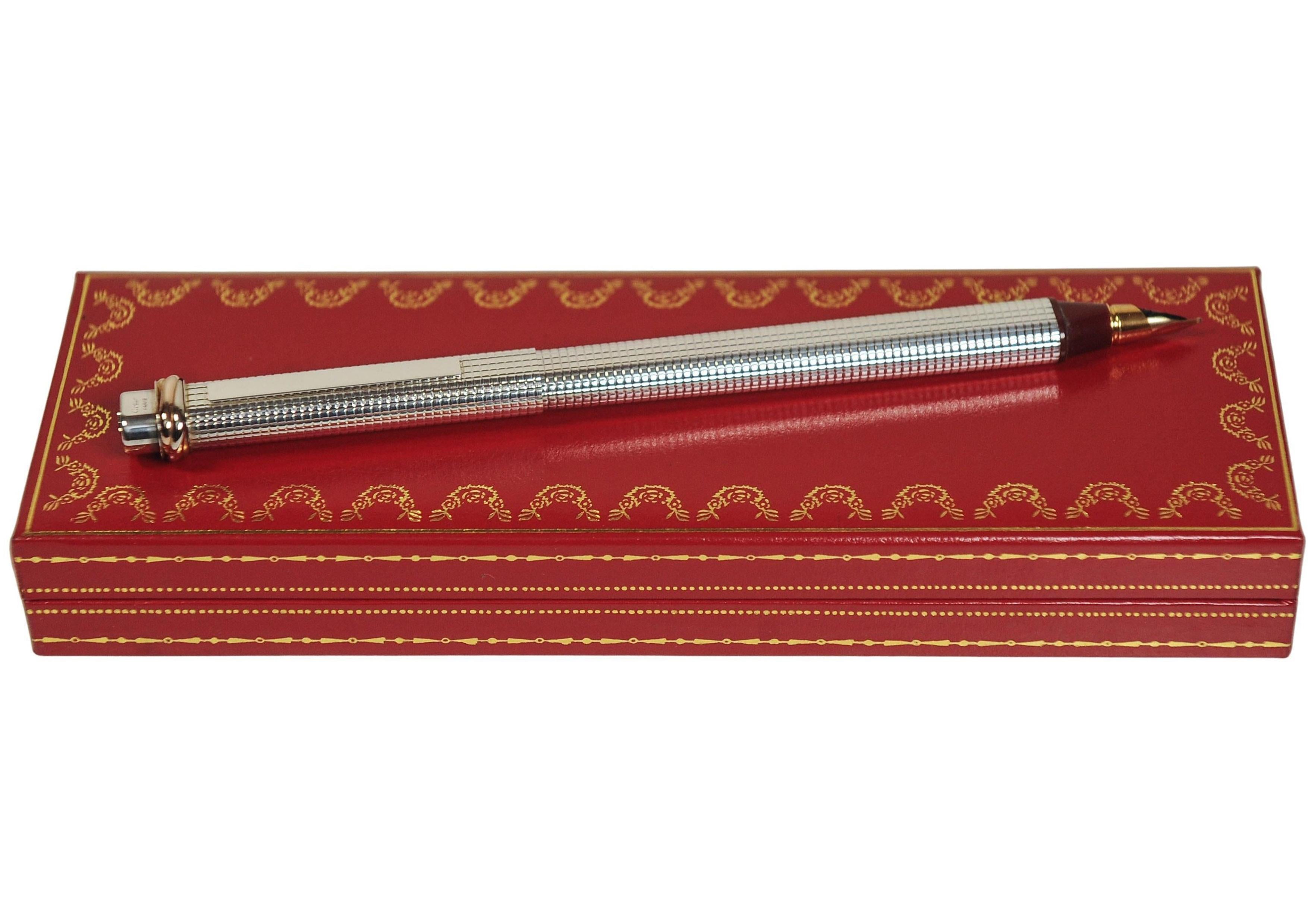 A Classic Must de Cartier Silver Plated Trinity Vendome  Fountain Pen With 18ct Gold Nib Made in Paris, France. 

Item Is Sold With Original Red & Gold Leather Box, Red & Gold Leather Matching Envelope & Four Blue Ink Cartridges. 

