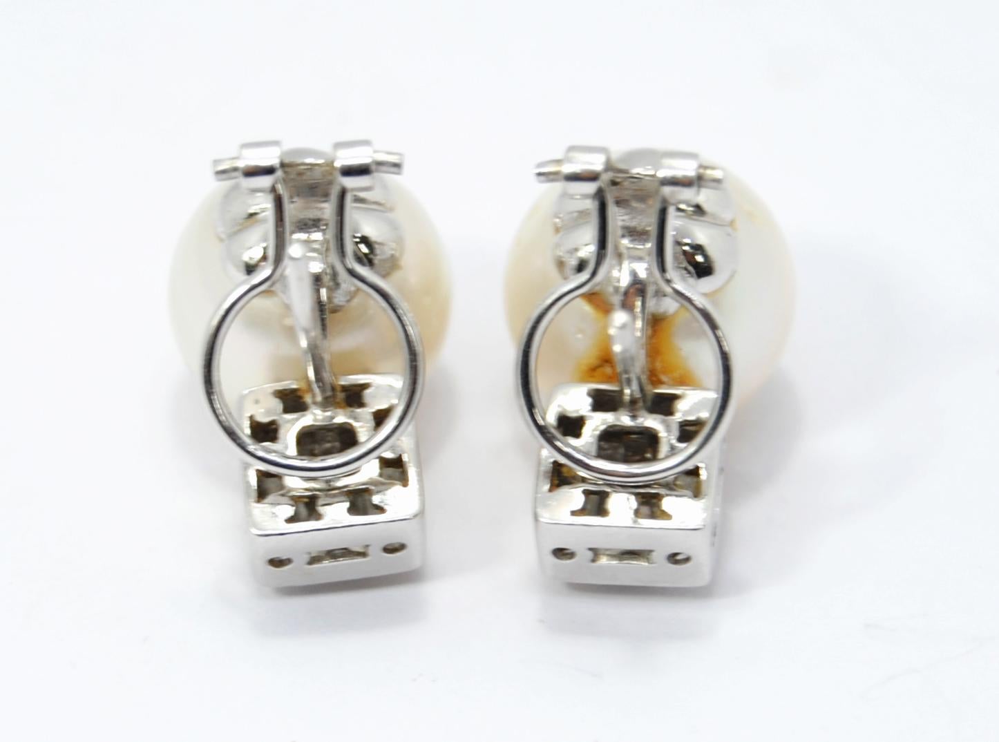 Neoclassical Classic Natural Pearls Earrings in 18 Karat White Gold and Diamond Setting