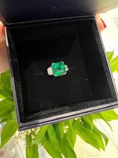 Anillo clásico de platino con una esmeralda natural de 6,99 quilates de color verde intenso y diamantes