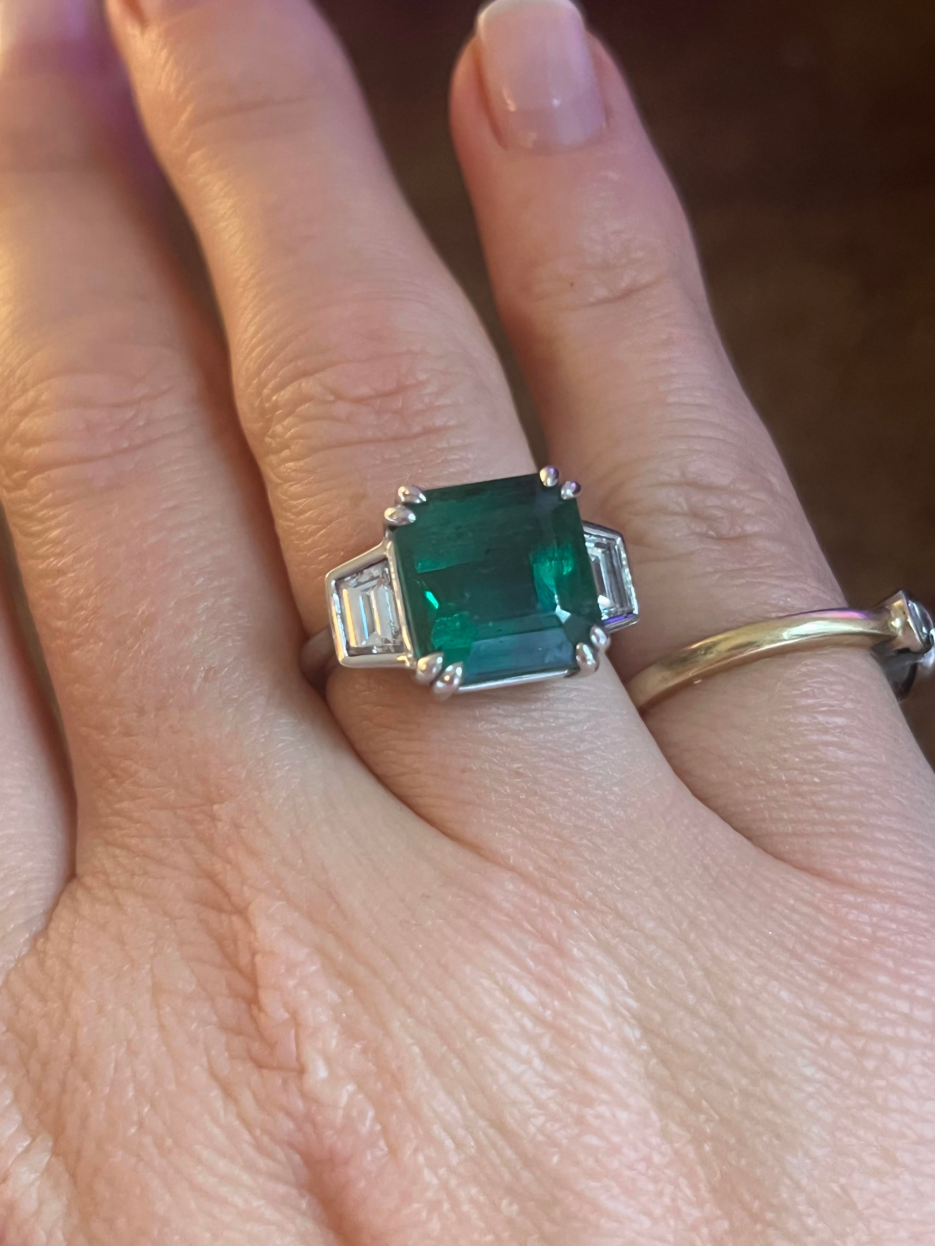 Anello classico in platino con smeraldo verde vivido da 6,99 carati e diamanti in vendita