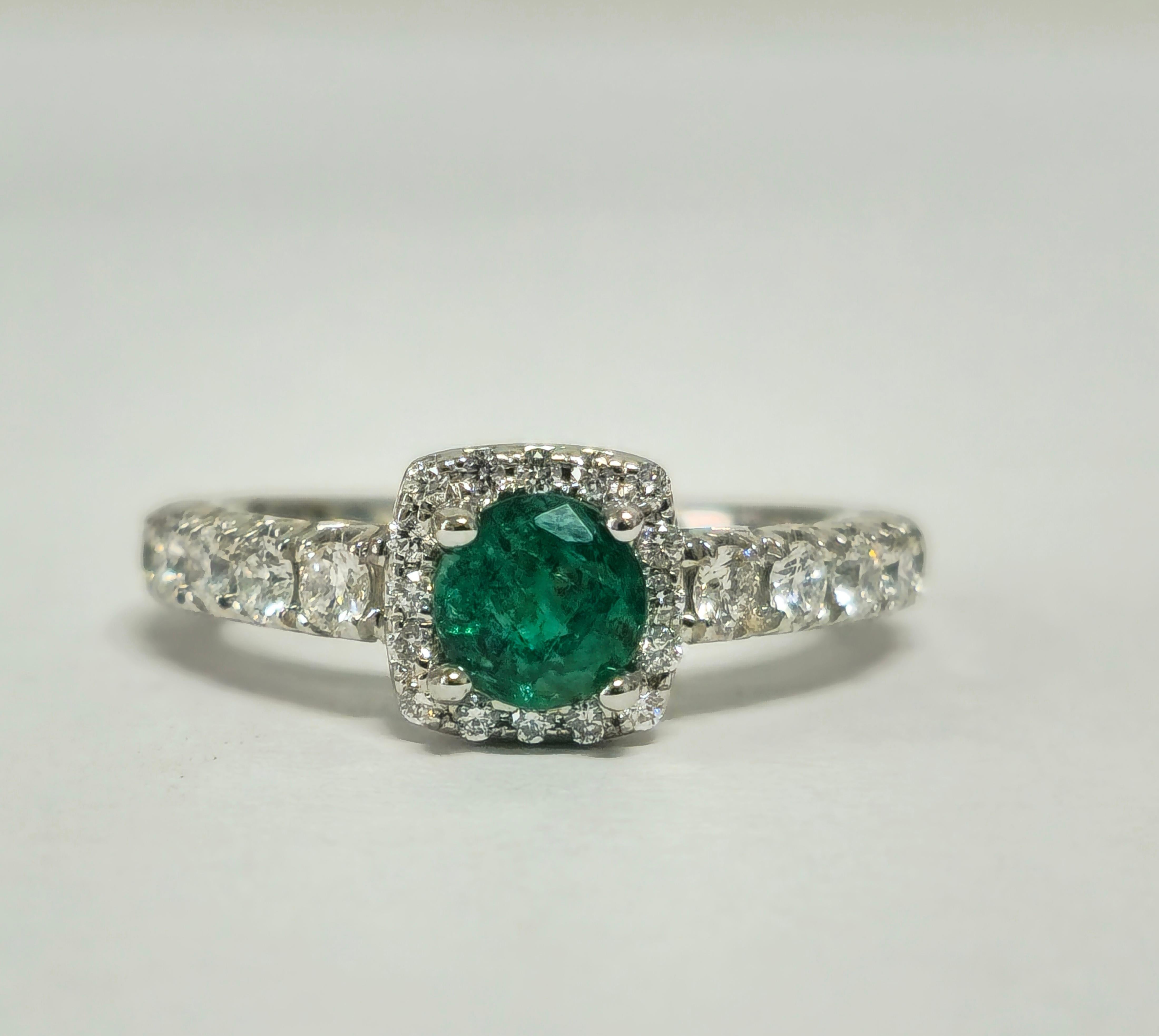 Round Cut Classic Natural Diamond & Emerald Wedding Engagement Band. For Sale