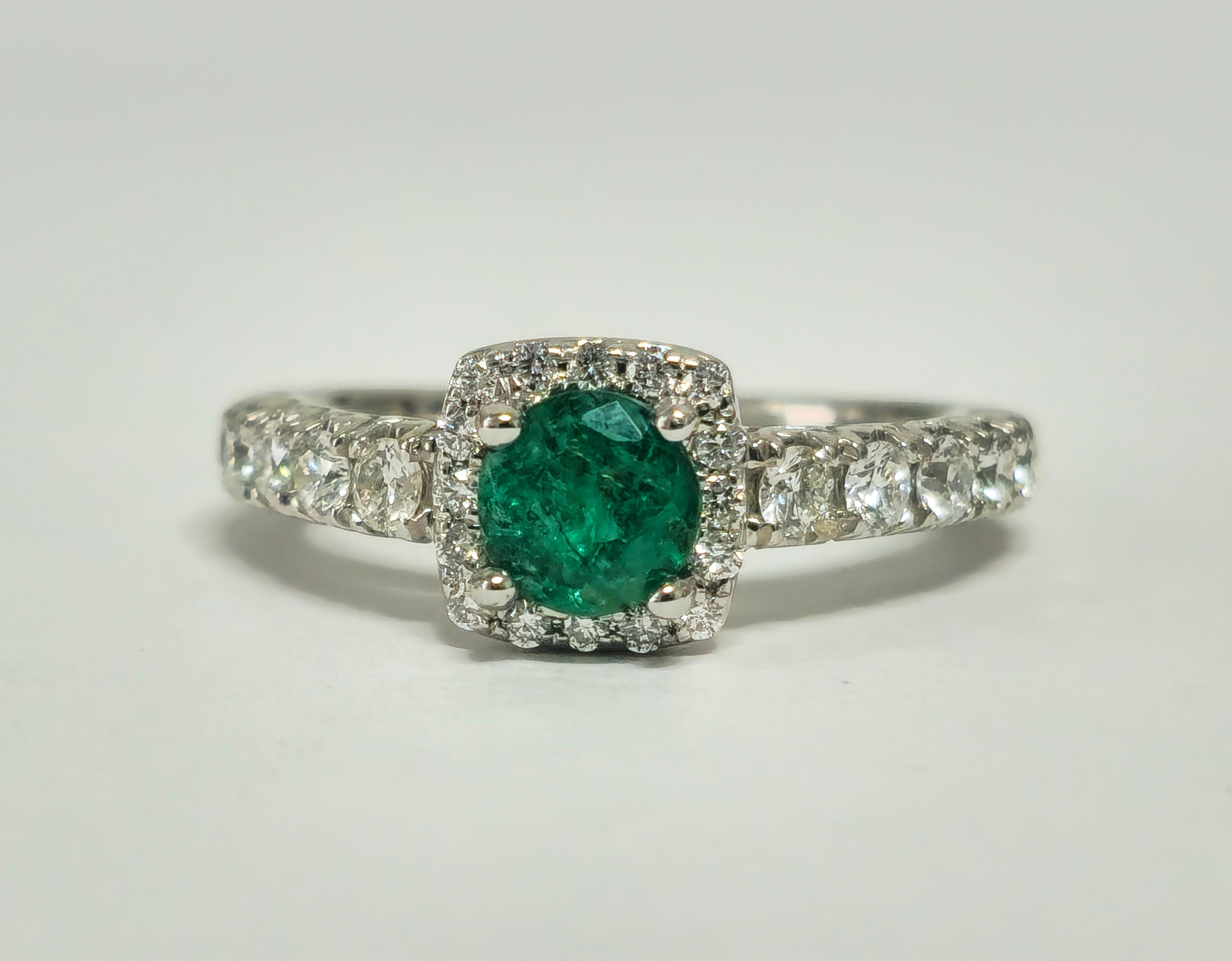 Classic Natural Diamond & Emerald Wedding Engagement Band. In Excellent Condition For Sale In Miami, FL
