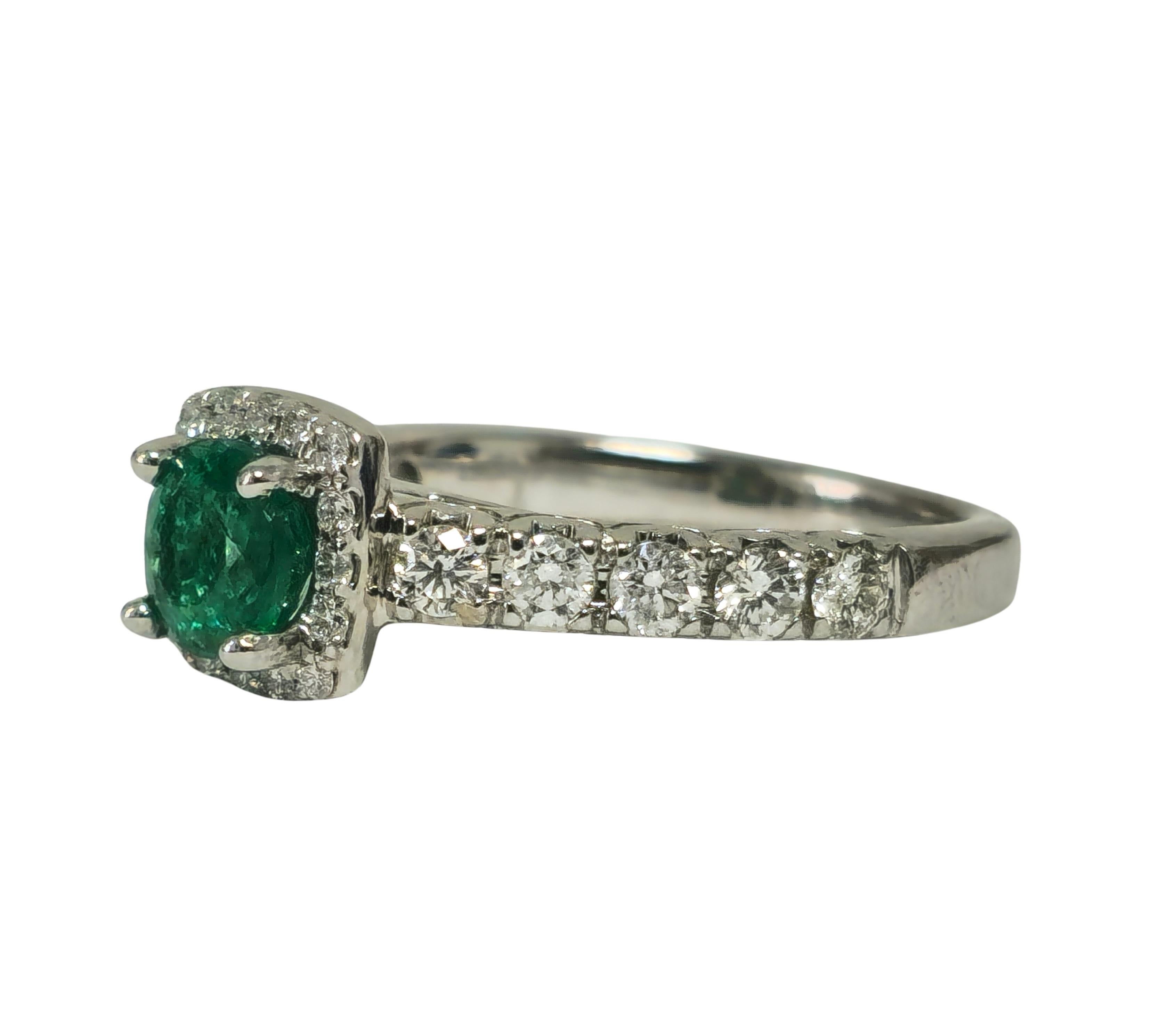 Classic Natural Diamond & Emerald Wedding Engagement Band. In Excellent Condition For Sale In Miami, FL