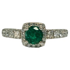 Klassischer Verlobungsring mit natürlichem Diamant und Smaragd.