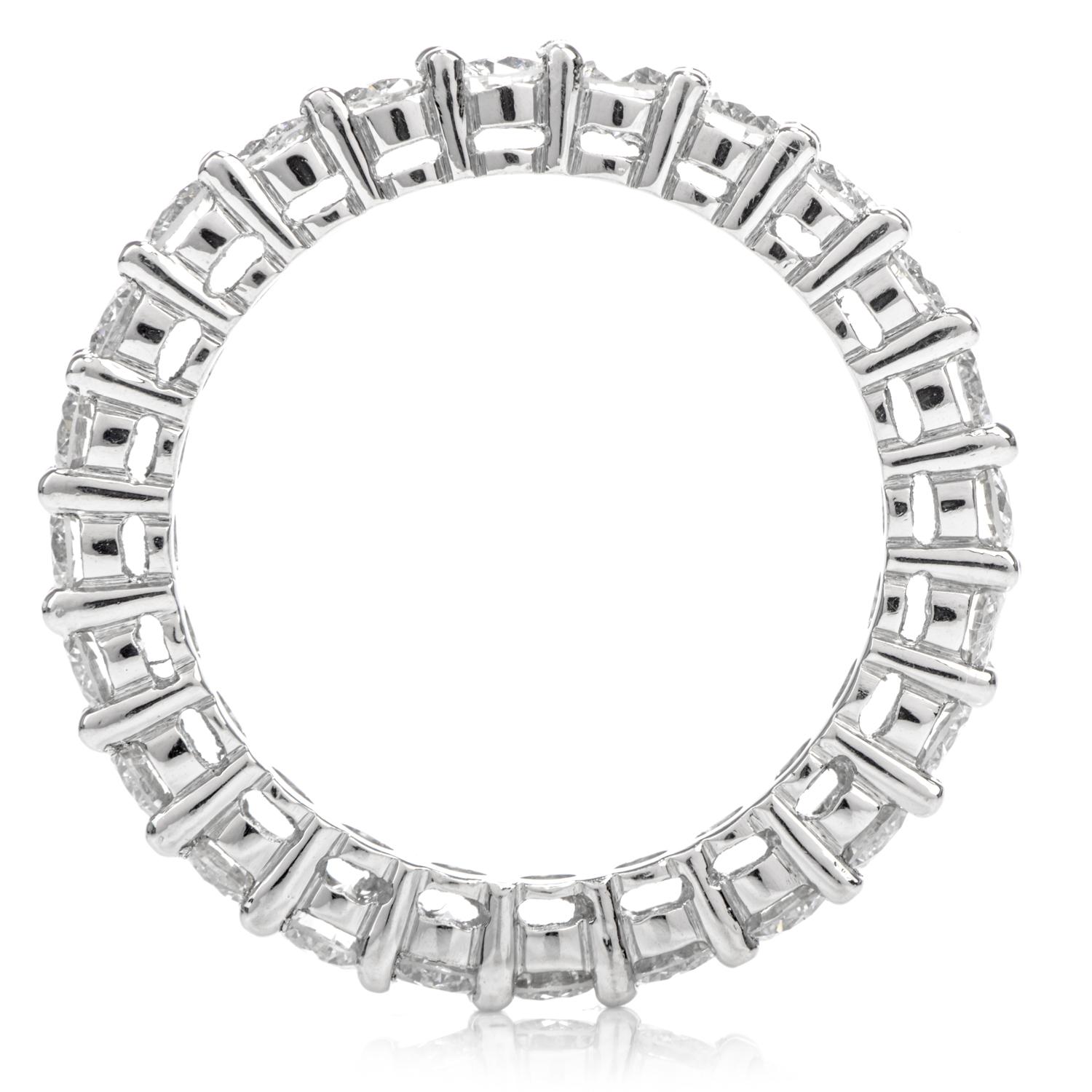 Taglio rotondo Anello classico di diamanti naturali in platino per l'eternità misura 5,25 in vendita