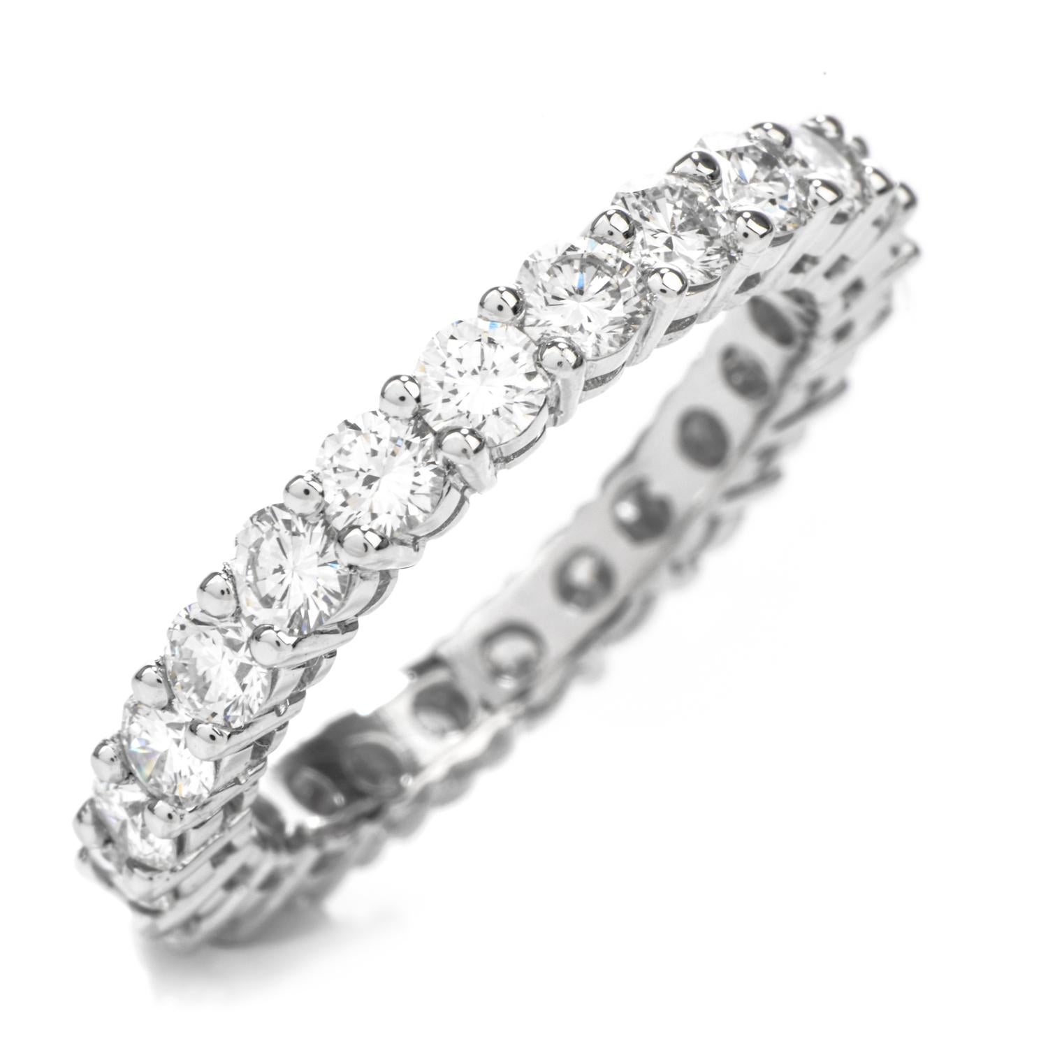 Anello classico di diamanti naturali in platino per l'eternità misura 5,25 In condizioni ottime in vendita a Miami, FL