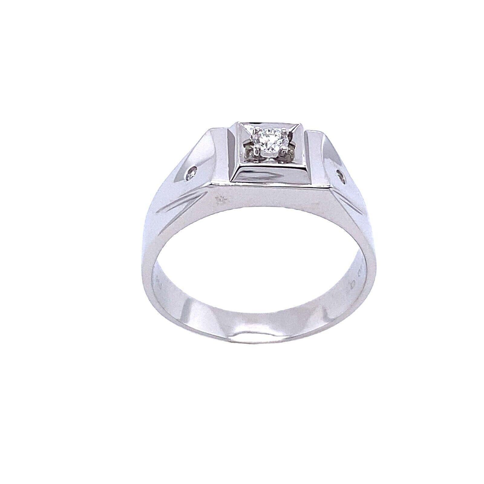 Dieser klassische Siegelring/Kleiderring ist das perfekte Geschenk. Das Band aus 18-karätigem Weißgold ist mit 3 hochwertigen Diamanten besetzt und mit hochglanzpolierten Kanten versehen.

Zusätzliche Informationen: 
Gesamtgewicht der Diamanten: